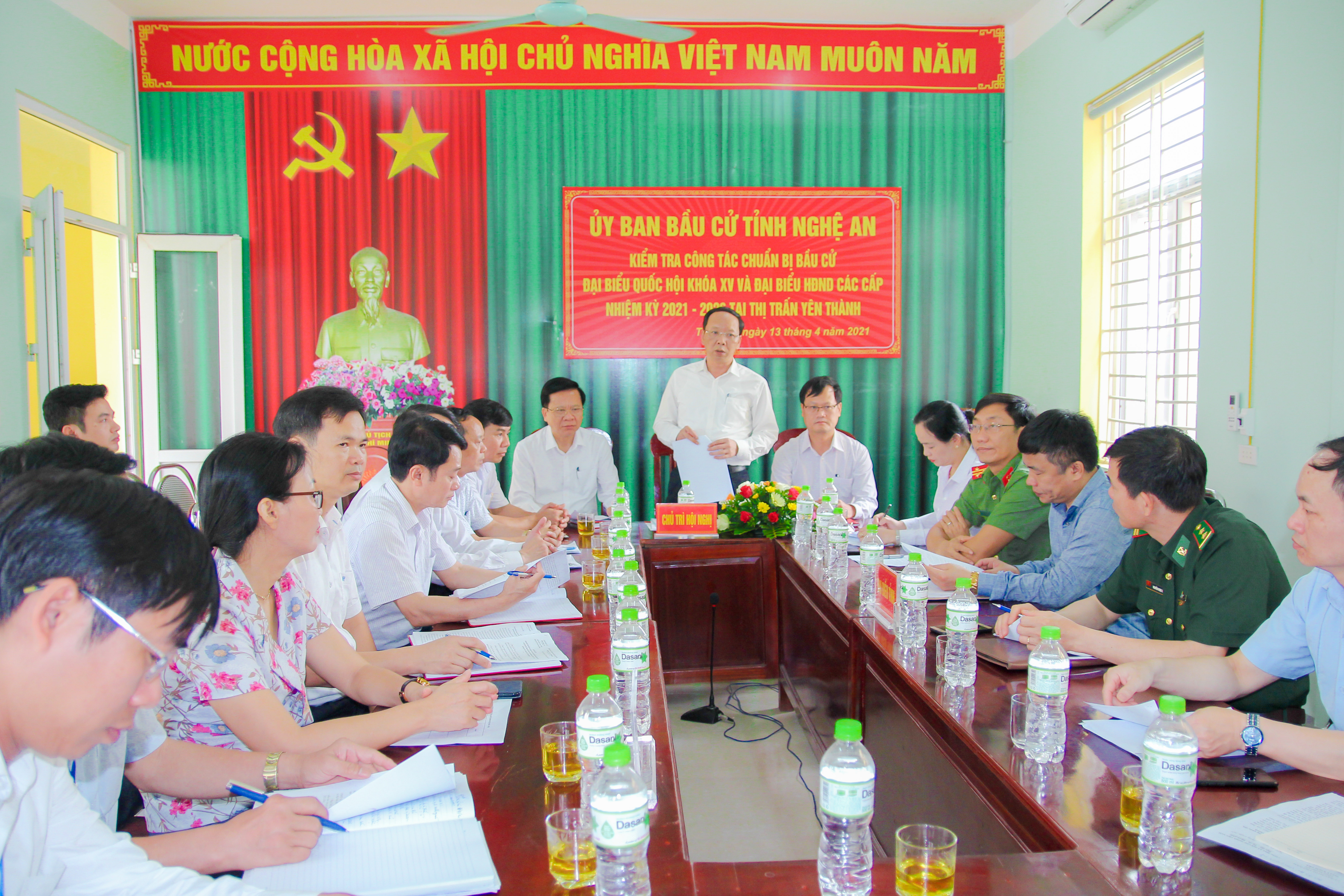 Đồng chí Bùi Thanh An cùng đoàn công tác kiểm tra việc niêm yết danh sách cử tri tại thị trấn Yên Thành. Ảnh Anh Tuấn