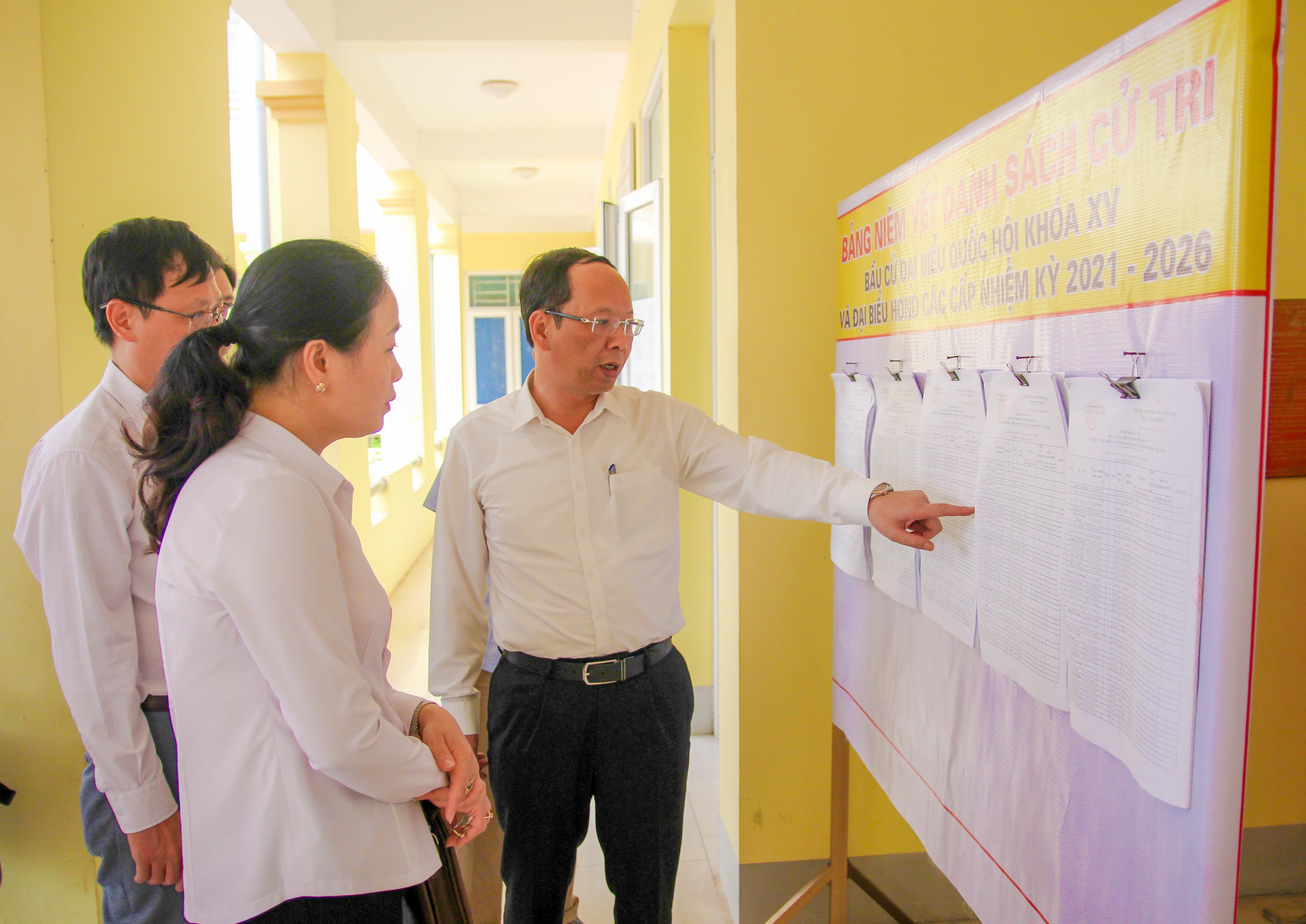 Đồng chí Bùi Thanh An làm việc với Ủy ban bầu cử huyện Yên Thành. Ảnh Anh Tuấn