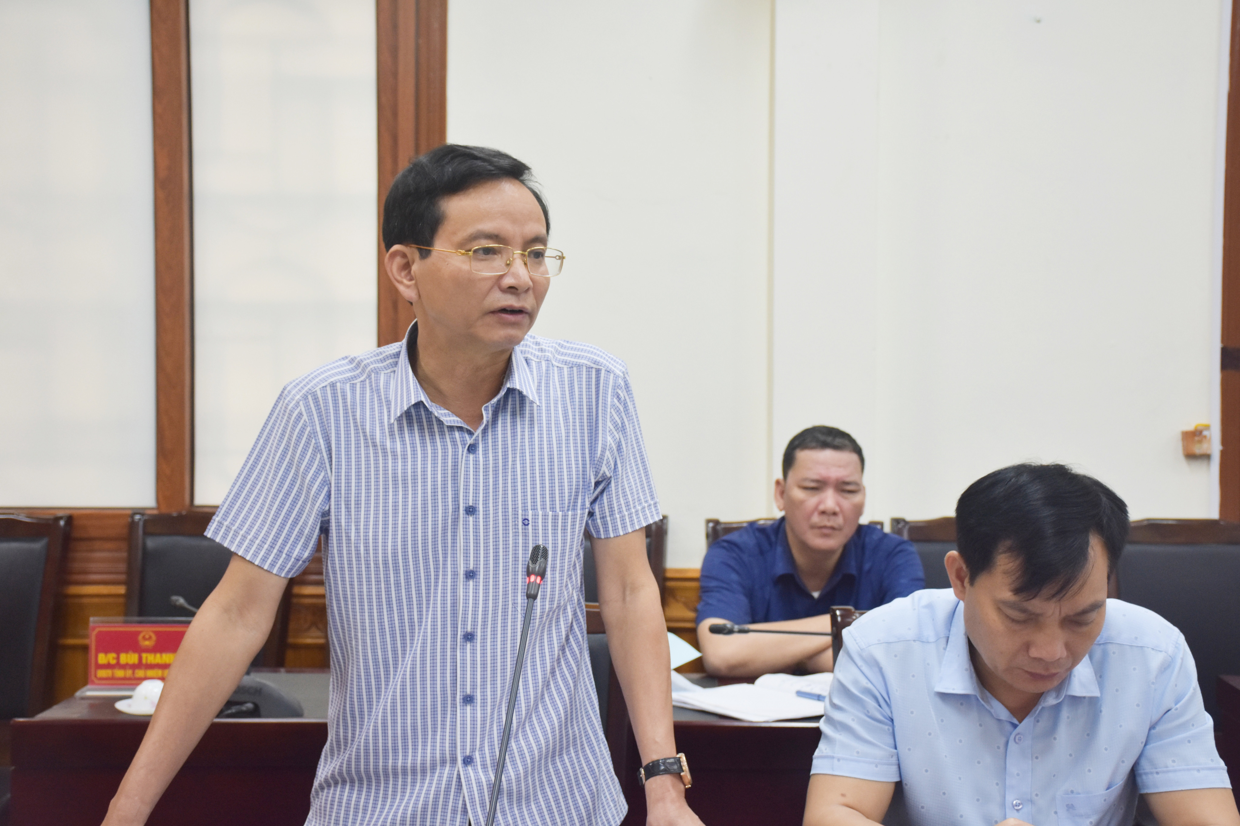 Bí thư Huyện ủy Quỳnh Lưu Hoàng Danh Lai báo cáo công tác bầu cử của huyện Quỳnh Lưu. Ảnh: Thanh Lê