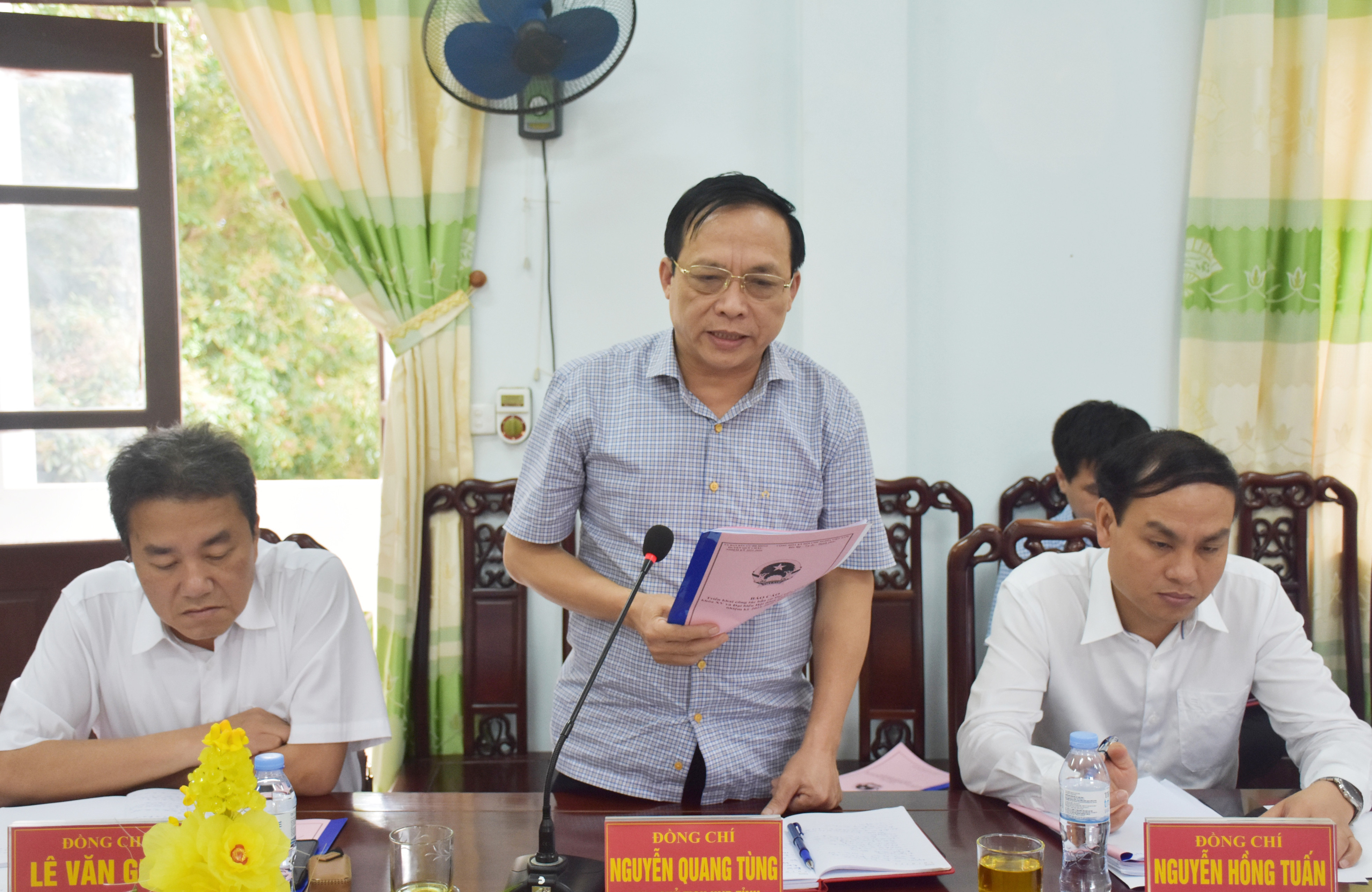 Chủ tịch Hội Nông dân tỉnh Nguyễn Quang Tùng phát  biểu đề nghị huyện Quỳ Châu quan tâm bố trí cán bộ bám cơ sở hướng dẫn các đơn vị thực hiện công tác bầu cử