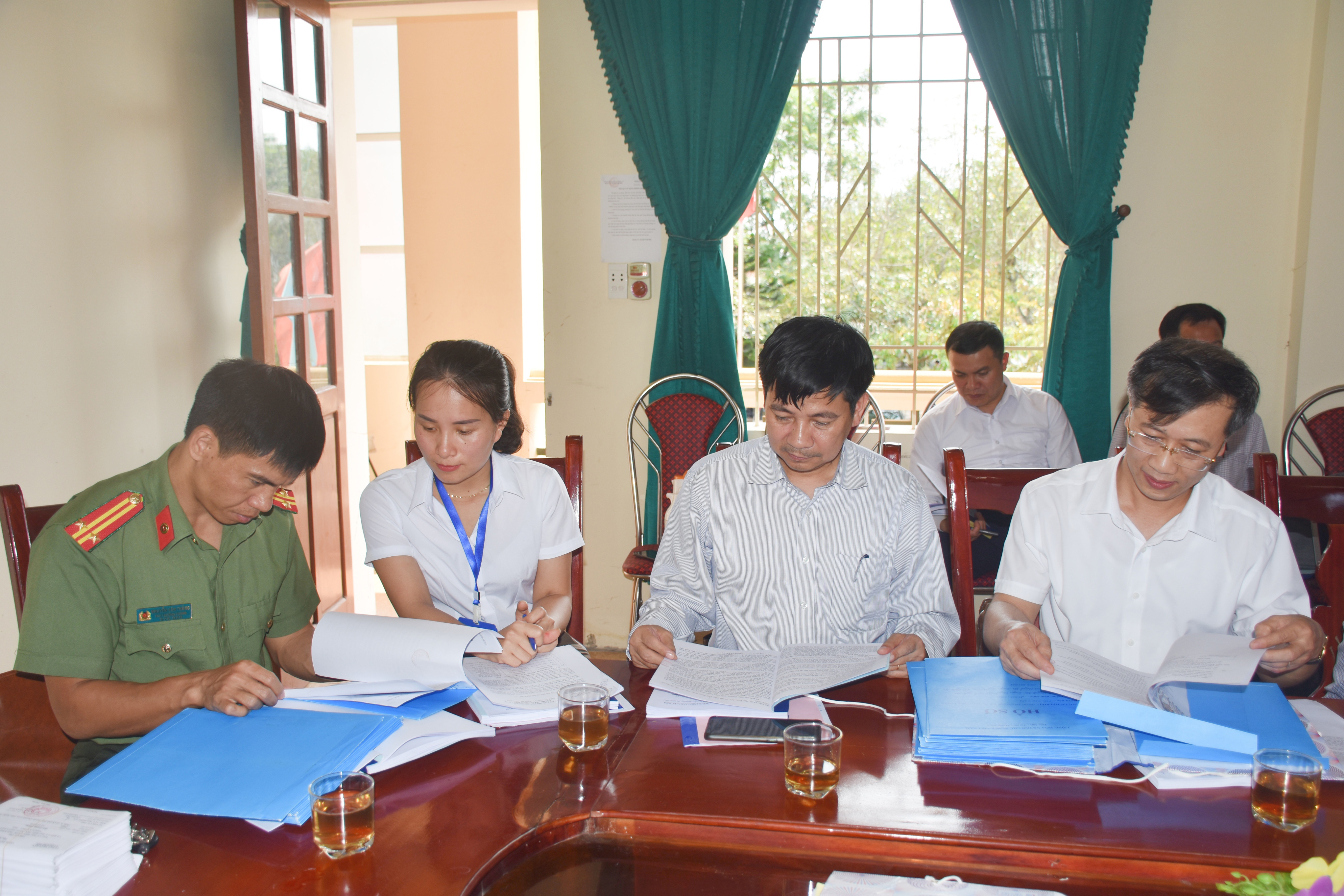 Kiểm tra hồ sơ người ứng cử tại xã Quỳnh Đôi (Quỳnh Lưu). Ảnh: Thanh Lê