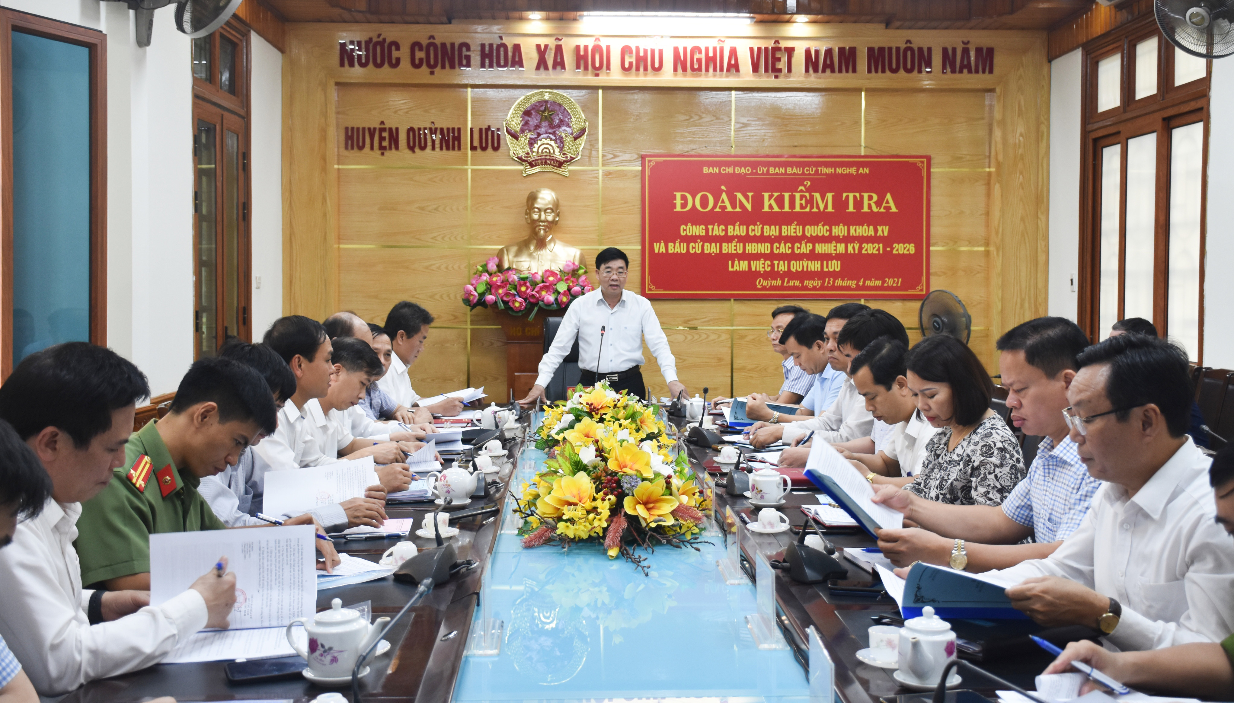 Đoàn kiểm tra làm việc với Ủy ban bầu cử huyện Quỳnh Lưu. Ảnh: Thanh Lê