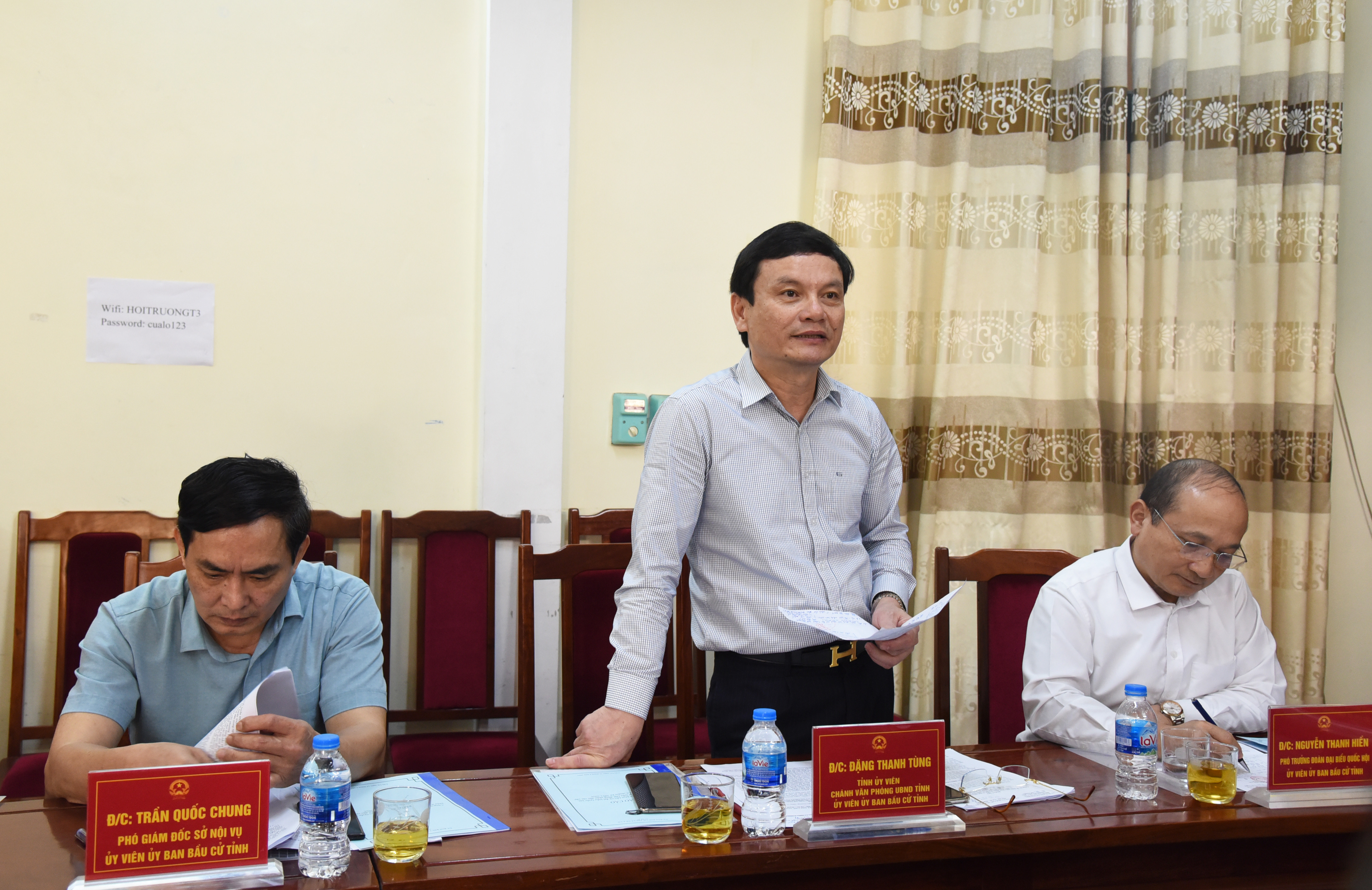Chánh Văn phòng Tỉnh ủy, Ủy viên Ủy ban bầu cử tỉnh Đặng Thanh Tùng chỉ ra một số hạn chế trong việc triển khai công tác bầu cử tại thị xã Cửa Lò. Ảnh: TG
