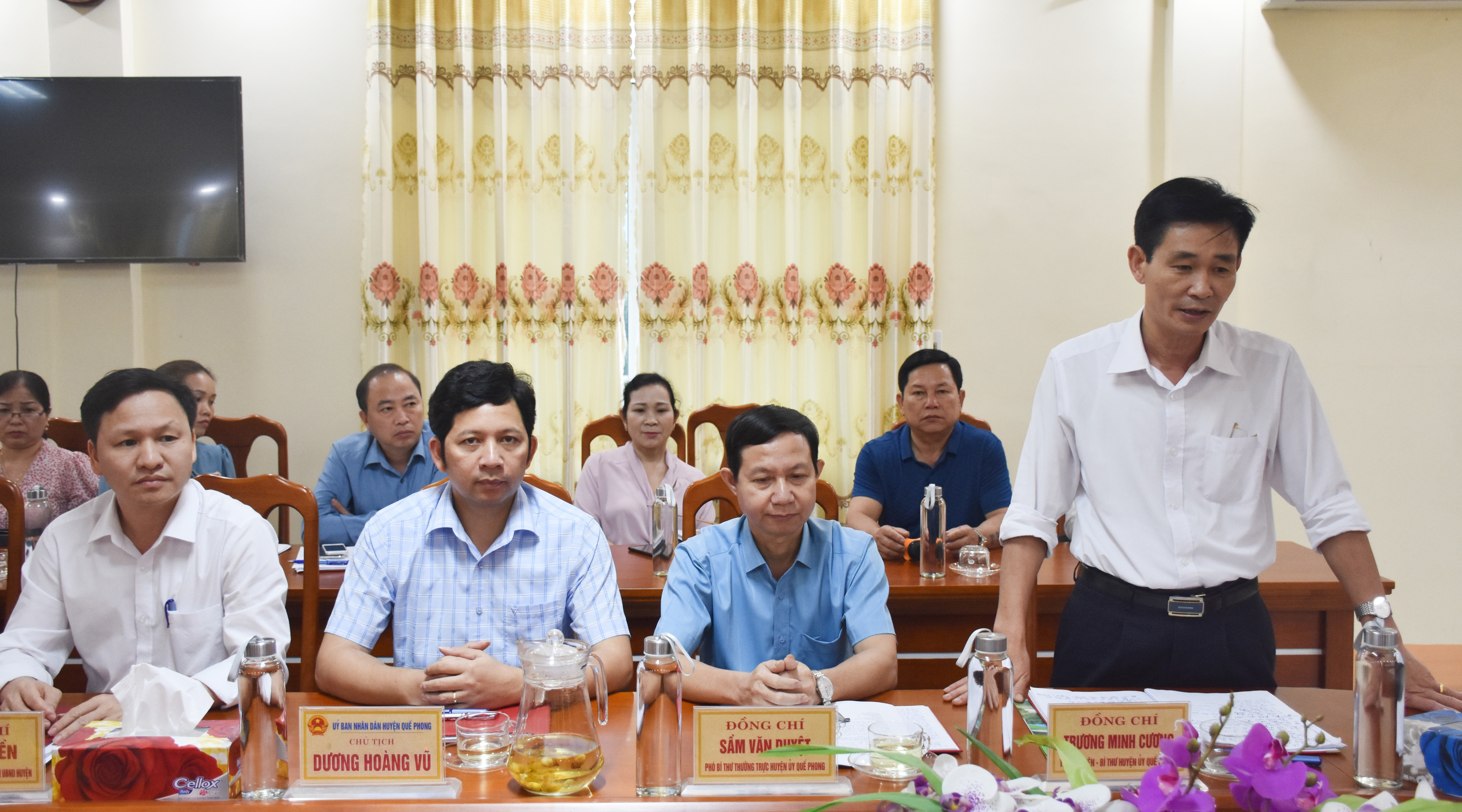Bí thuư Huyện ủy Quế Phong Lê Minh Cương báo cáo công tác bầu cử của huyện. Ảnh: Thanh Lê