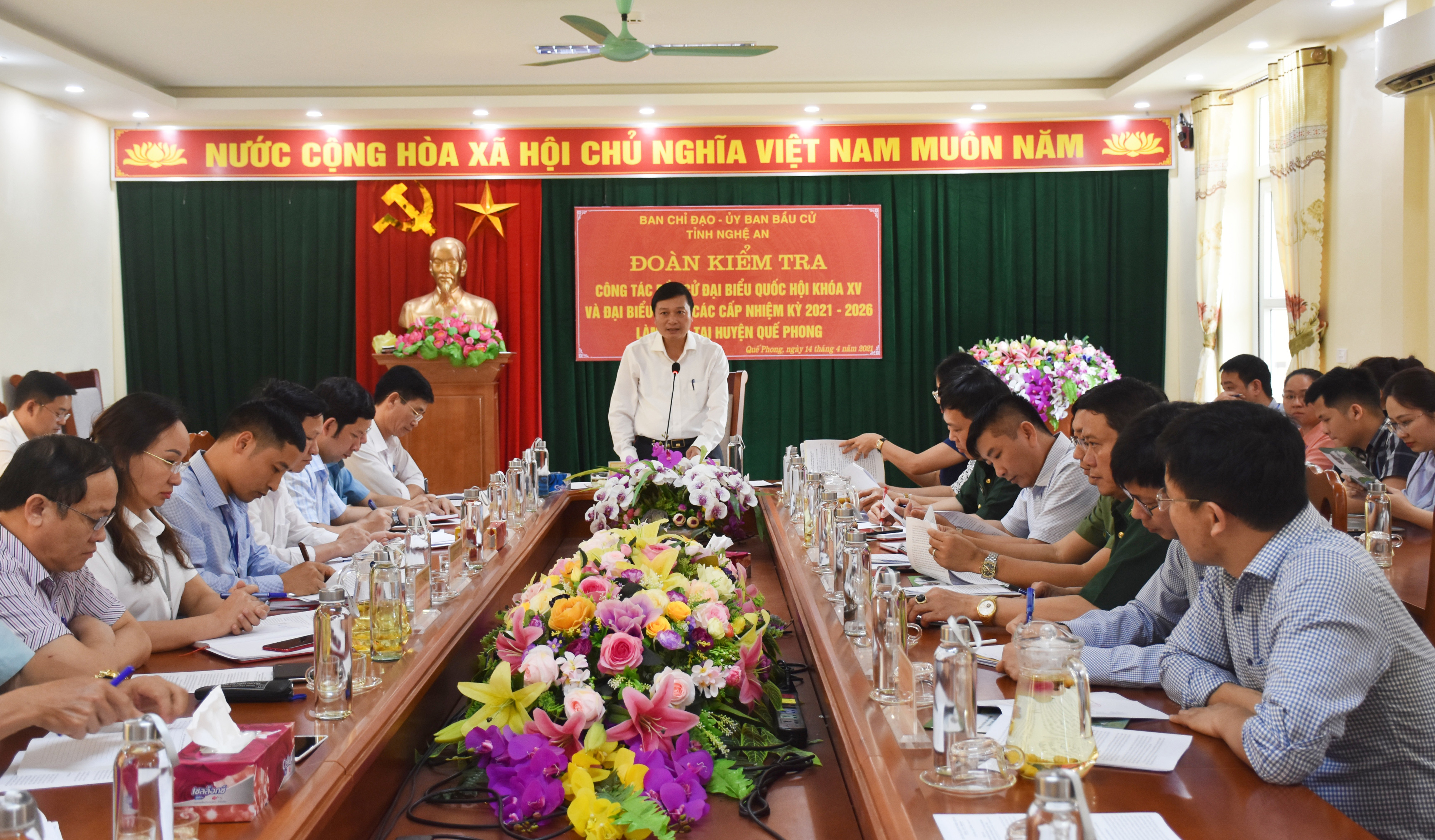 Đoàn kiểm tra làm việc với Ủy ban bầu cử huyện Quế Phong. Ảnh: Thanh Lê