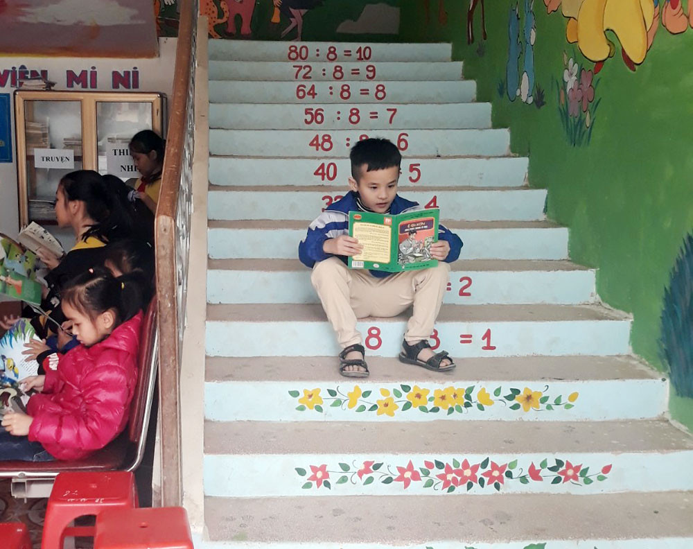 2. Có những trường còn tận dụng không gian gầm cầu thang làm góc đọc cho học sinh. Tại đây, các bức tường được trang trí bắt mắt với những khẩu hiệu và hình vẽ để khuyến khích việc đọc cho các em. Ảnh: Đào Thọ