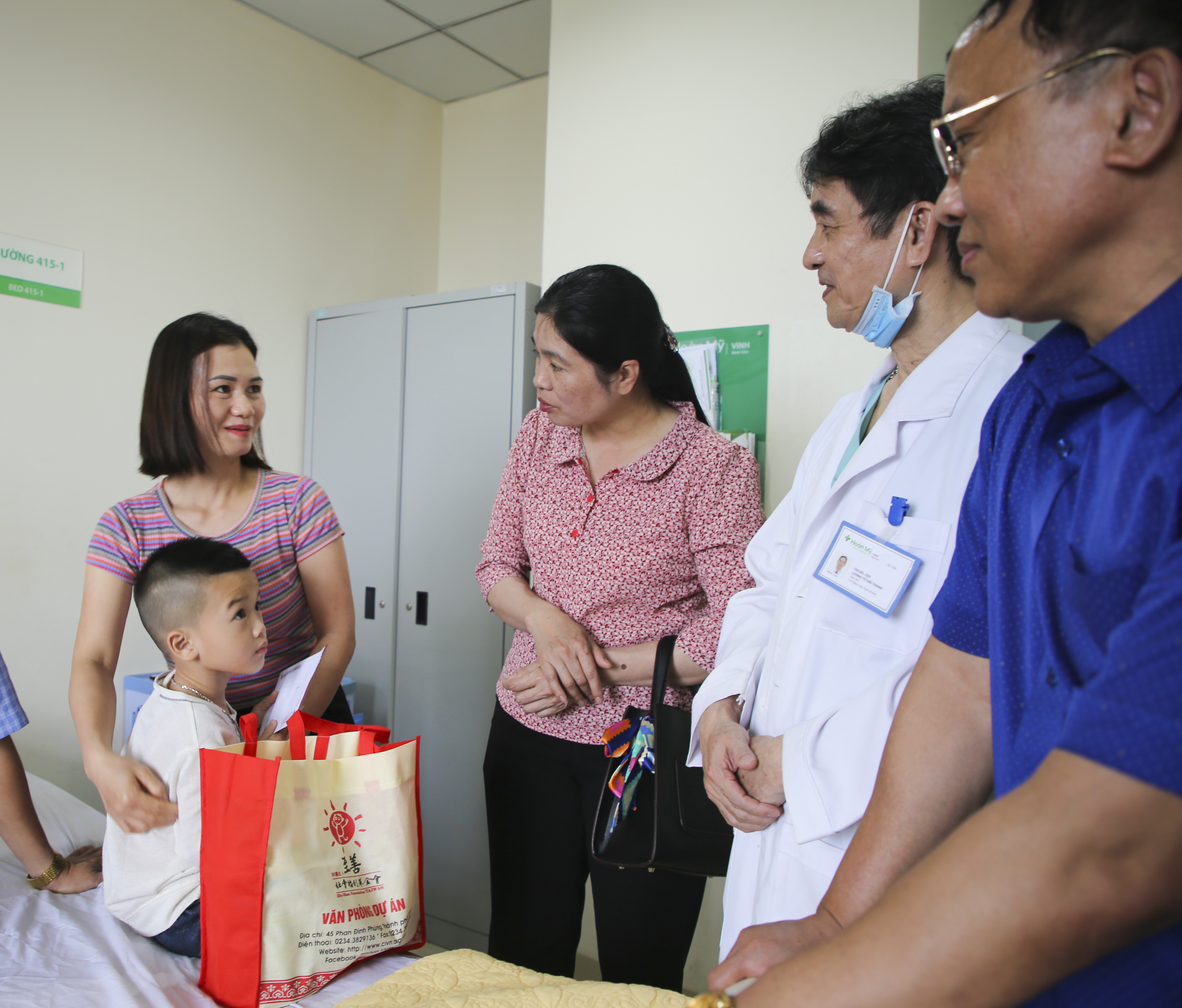 Hình ảnh bà Hồ Thị Châu– PGĐ Sở lao động thương binh xã hội cùng ông Hồ Trọng Hùng – GĐ Quỹ bảo trợ trẻ em Nghệ An và Ths.Bs.CKII Lương Từ Hải Thanh đi thăm và tặng quà các bé sau mổ nhé