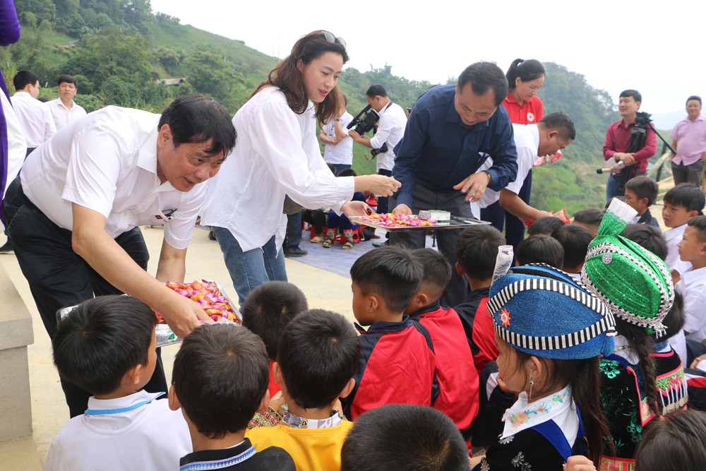 Đại diện nhà tài trợ và UBND huyện Kỳ Sơn rrao các phần quà và bánh kẹo cho học sinh Tiểu học bán trú tại Trường. Ảnh: Nguyễn Hải