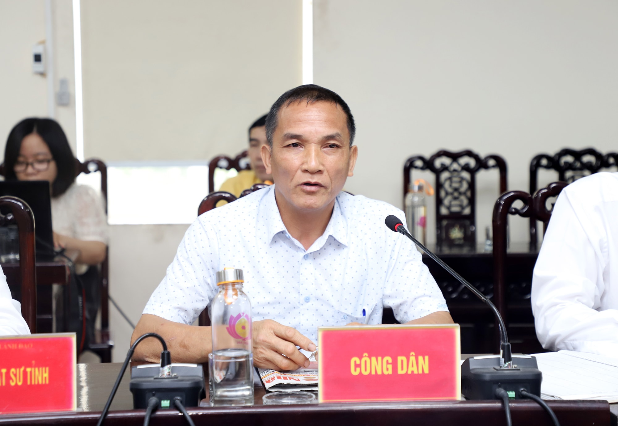 Công dân Chương trình bày nội dung phản ánh. Ảnh: Phạm Bằng