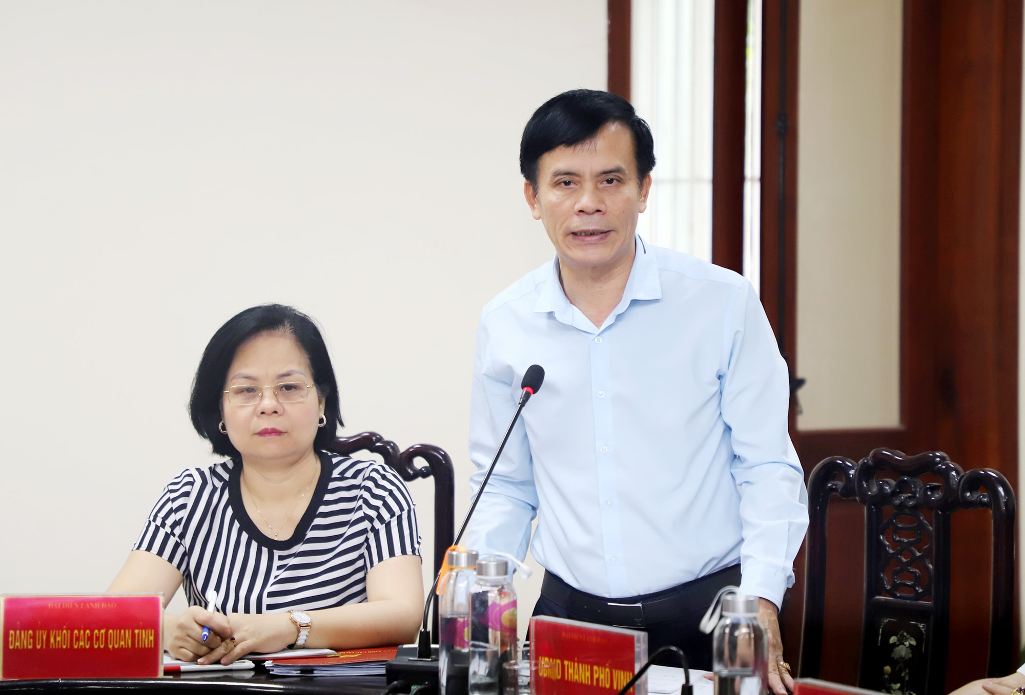 Ông Trần Ngọc Tú - Chủ tịch UBND TP Vinh báo cáo kết quả giải quyết các nội dung công dân kiến nghị. Ảnh: Phạm Bằng