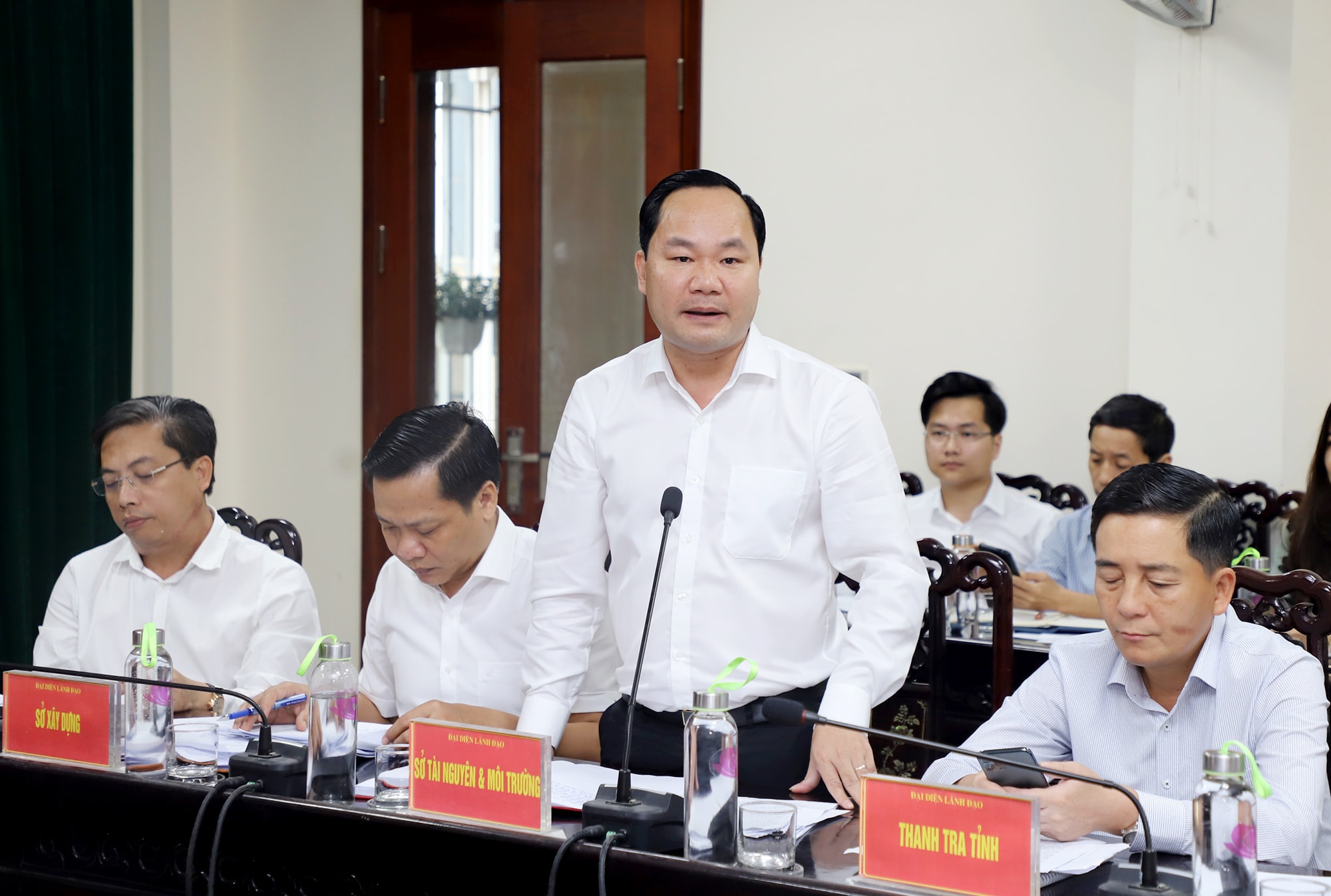 Ông Hoàng Quốc Việt - Giám đốc Sở Tài nguyên và Môi trường phát biểu ý kiến. Ảnh: Phạm Bằng