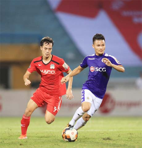 Văn Toàn (trái) và đồng đội quyết tâm cải thiện thứ hạng khi đối đầu Hà Nội FC Ảnh: Minh Tuấn