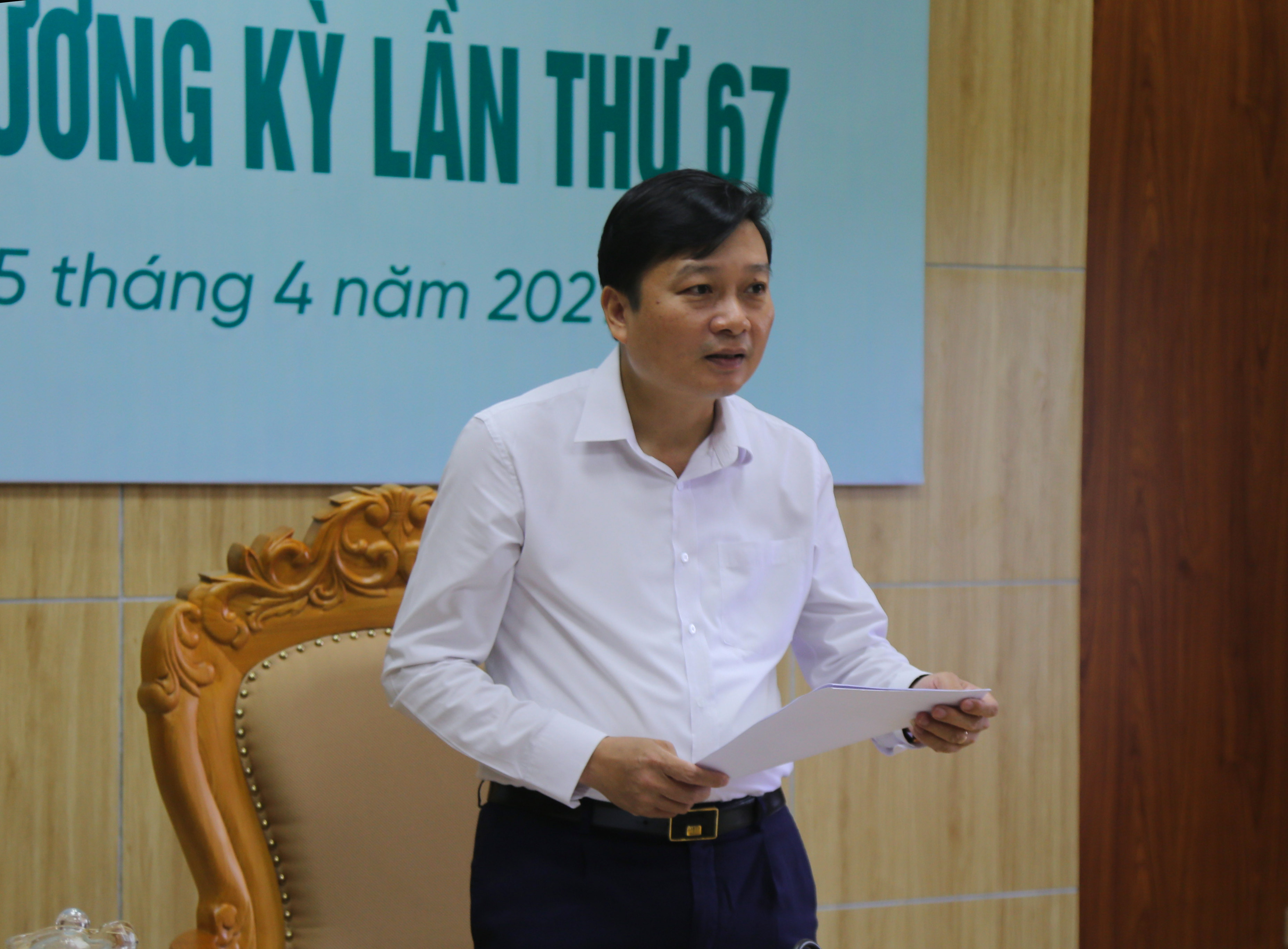 Phó chủ tịch UBND tỉnh Lê Hồng Vinh phát biểu kết luận cuộc họp. Ảnh Thu Huyền