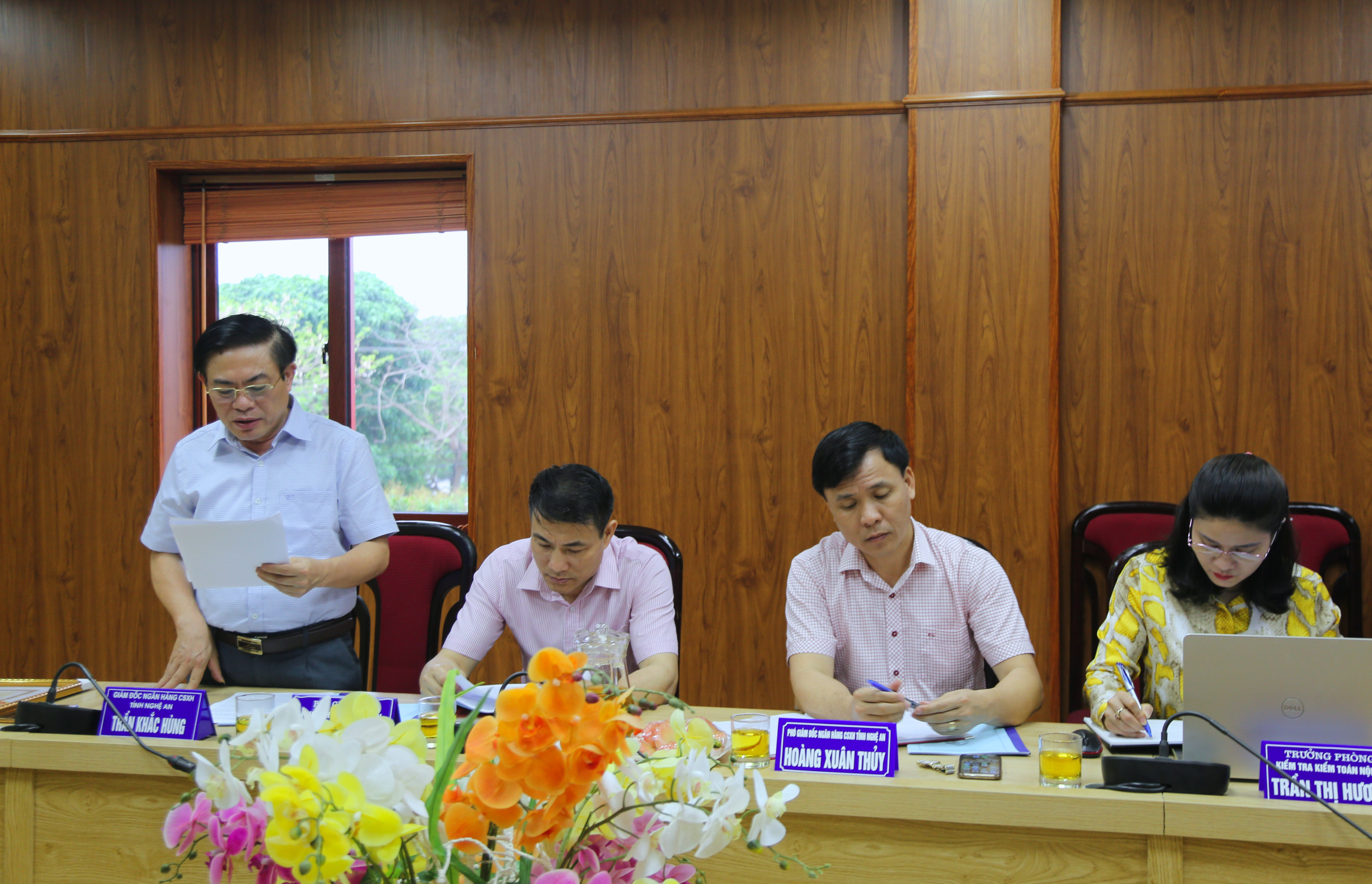 Giám đốc NHCSXH tỉnh Trần Khắc Hùng báo cáo hoạt động quý 1/2021. Ảnh Thu Huyền