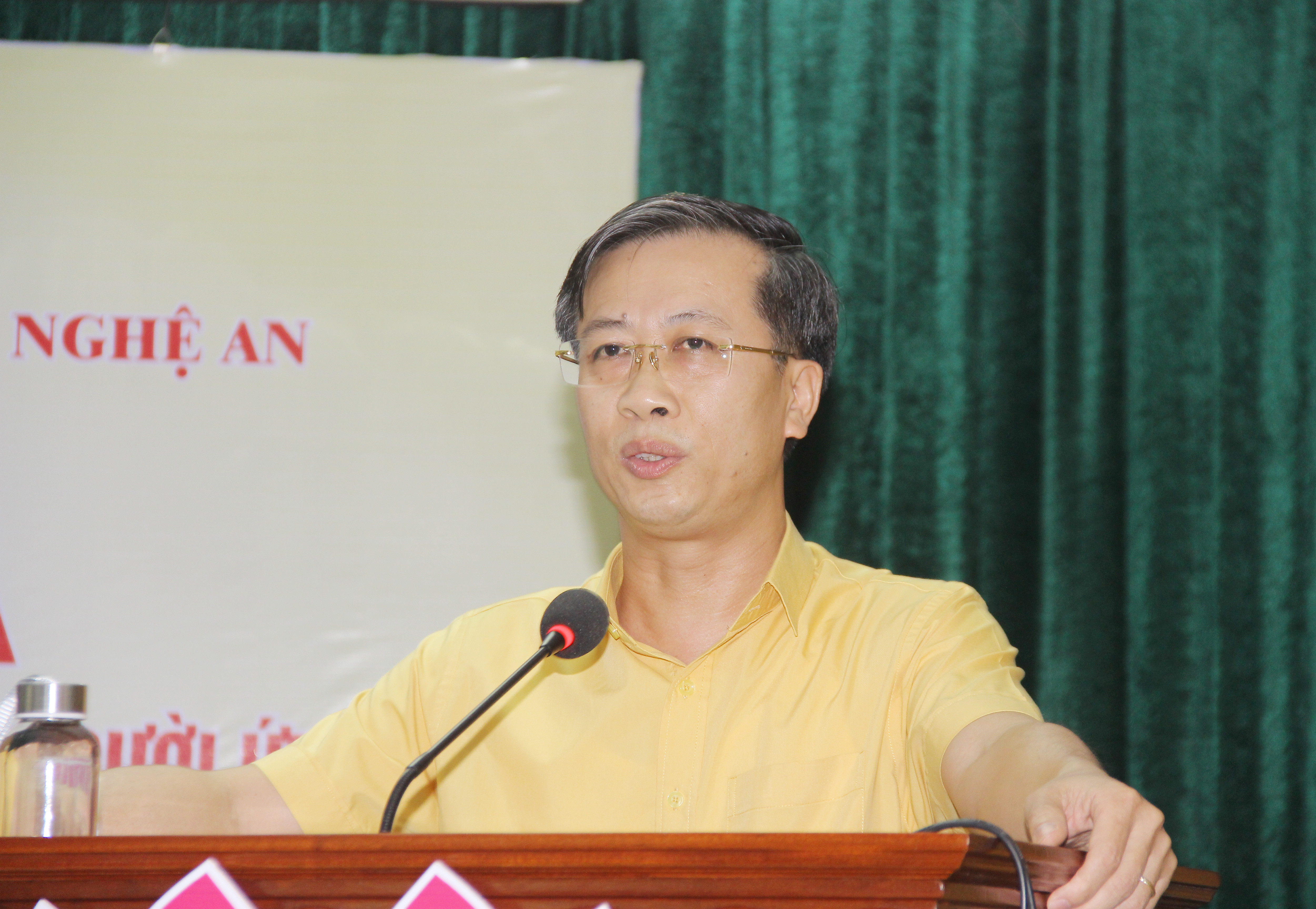 Ông Nguyễn Đức Thành - Phó Chủ tịch Ủy ban MTTQ Việt Nam tỉnh báo cáo kết quả lấy ý kiến nhận xét, tín nhiệm cử tri nơi cư trú đối với những người giới thiệu ứng cử đại biểu Quốc hội khóa XV. Ảnh: Mai Hoa