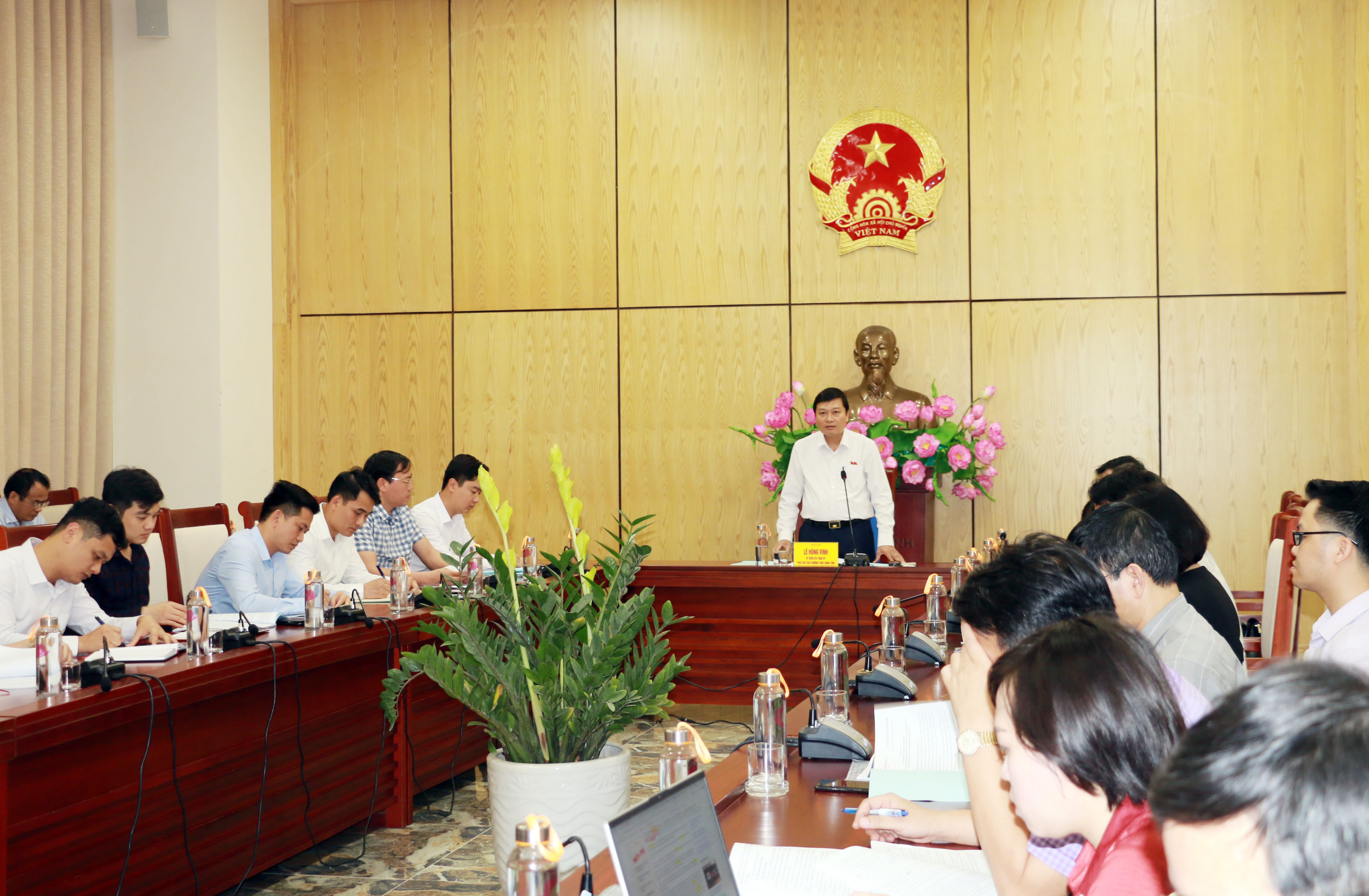 Đồng chí Phó Chủ tịch thường trực UBND tỉnh Lê Hồng Vinh chủ trì và phát biểu tại cuộc họp. Ảnh: MH