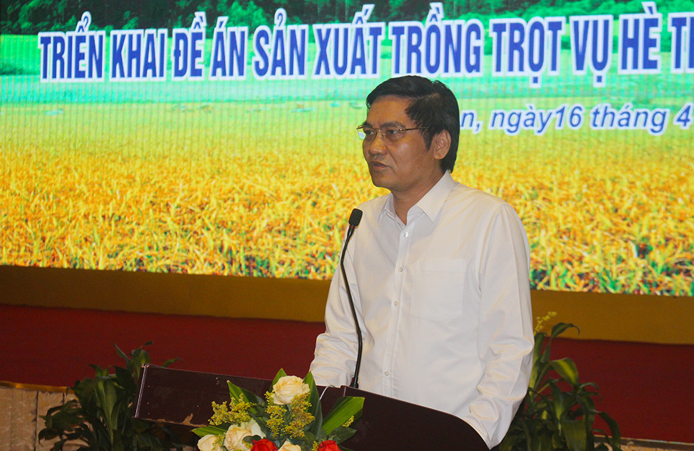 Đồng chí Phó Chủ tịch UBND tỉnh yêu cầu cả hệ thống chính trị vào cuộc chỉ đạo sản xuất Hè thu- Mùa. Ảnh: Phú Hương