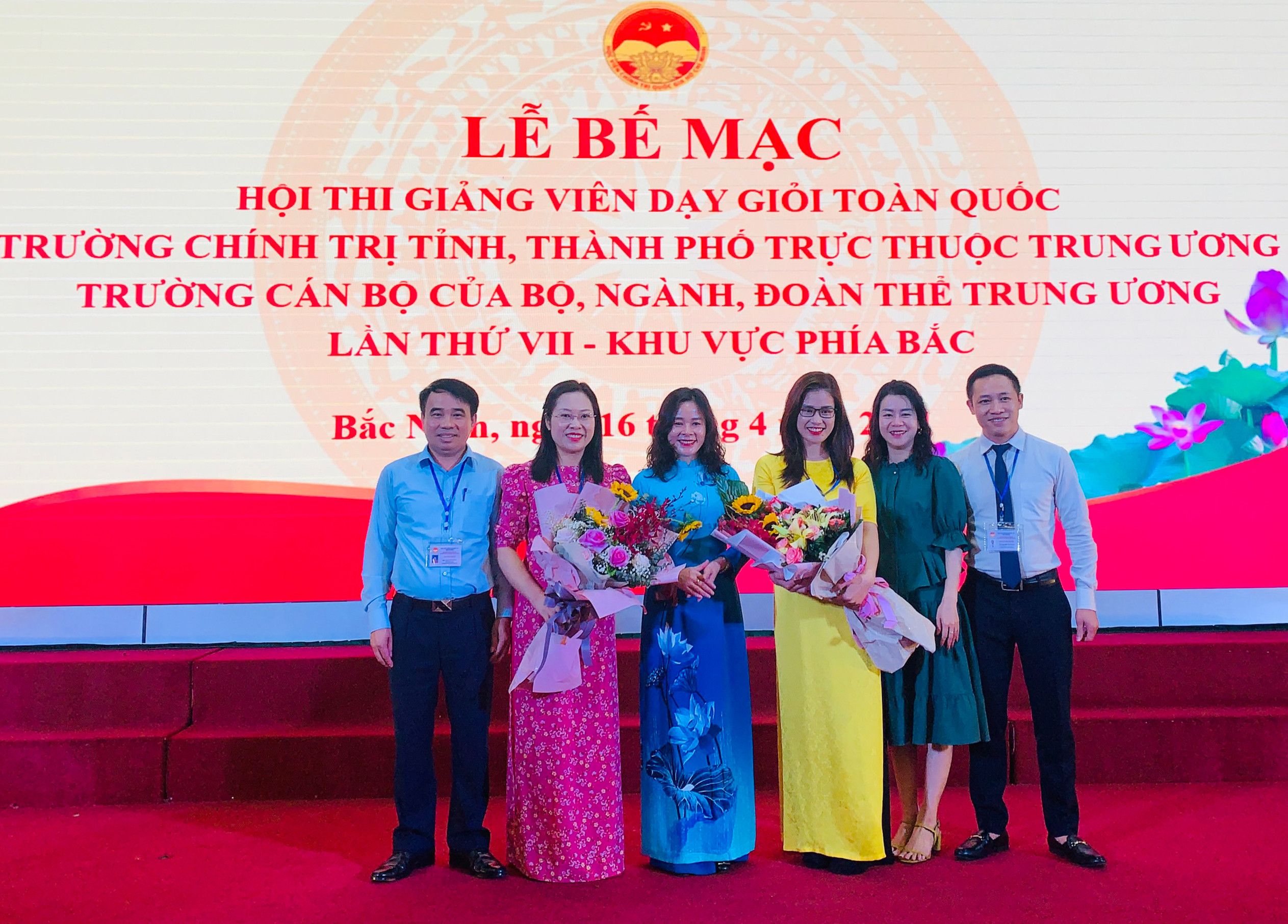 Lãnh đạo Trường Chính trị tỉnh Nghệ An tặng hoa chúc mừng các giảng viên đạt giải tại hội thi. Ảnh: Thanh Lê