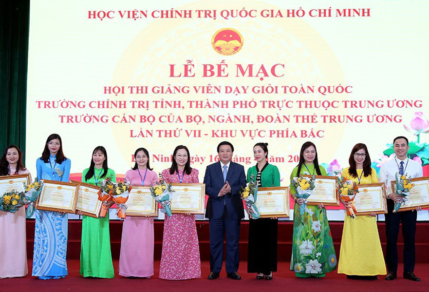 S,TS Nguyễn Xuân Thắng, Ủy viên Bộ Chính trị, Giám đốc Học viện Chính trị quốc gia Hồ Chí Minh, Chủ tịch Hội đồng Lý luận Trung ương trao tặng Danh hiệu Giảng viên xuất sắc cho các thí sinh