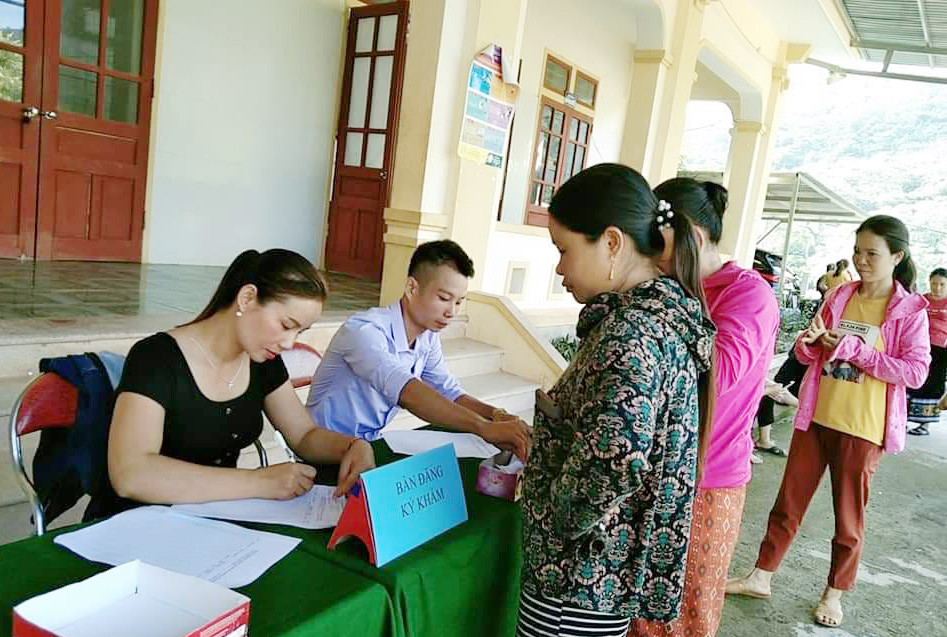 Ban Dân số xã Nhôn Mai (Tương Dương) phối hợp với Trạm Y tế xã tuyên truyền chăm sóc sức khỏe sinh sản và kế hoạch hóa gia đình. Ảnh: CK