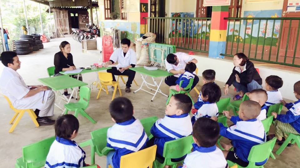 Cán bộ, nhân viên Trạm Y tế xã Bảo Nam (Kỳ Sơn) phối hợp với các trường học trên địa bàn khám sức khỏe cho các em học sinh. Ảnh: CK