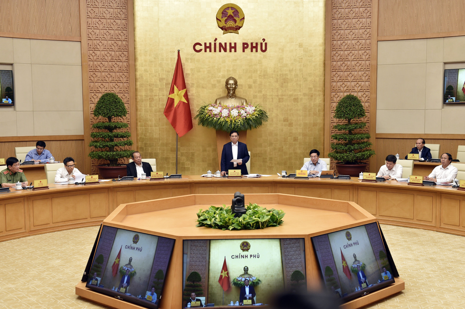 Thủ tướng Phạm Minh Chính chỉ đạo cuộc họp Chính phủ.