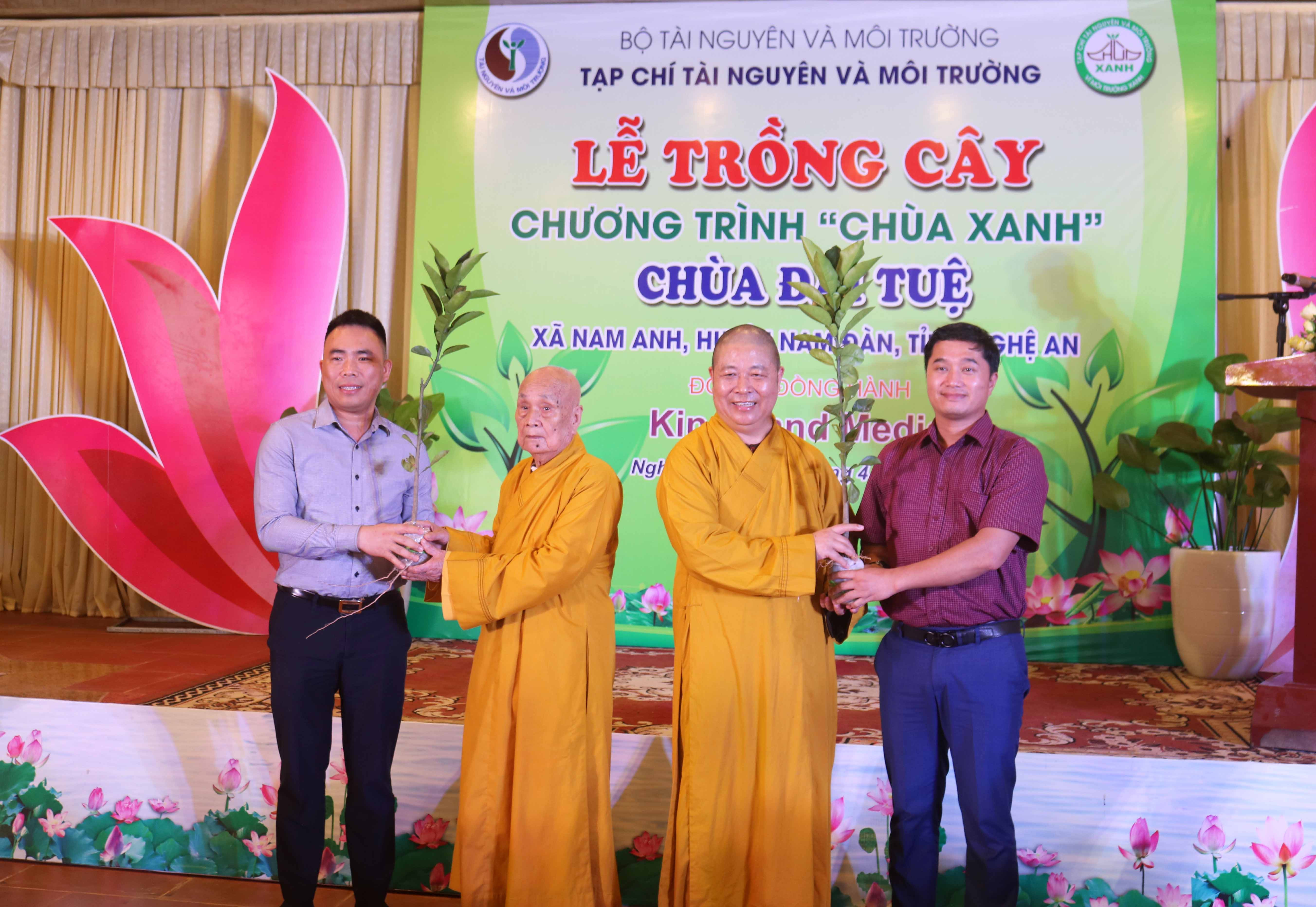 Đại diện Tạp chí Tài Nguyên và Môi trường trao tặng cây xanh cho nhà chùa. Ảnh: Huy Thư
