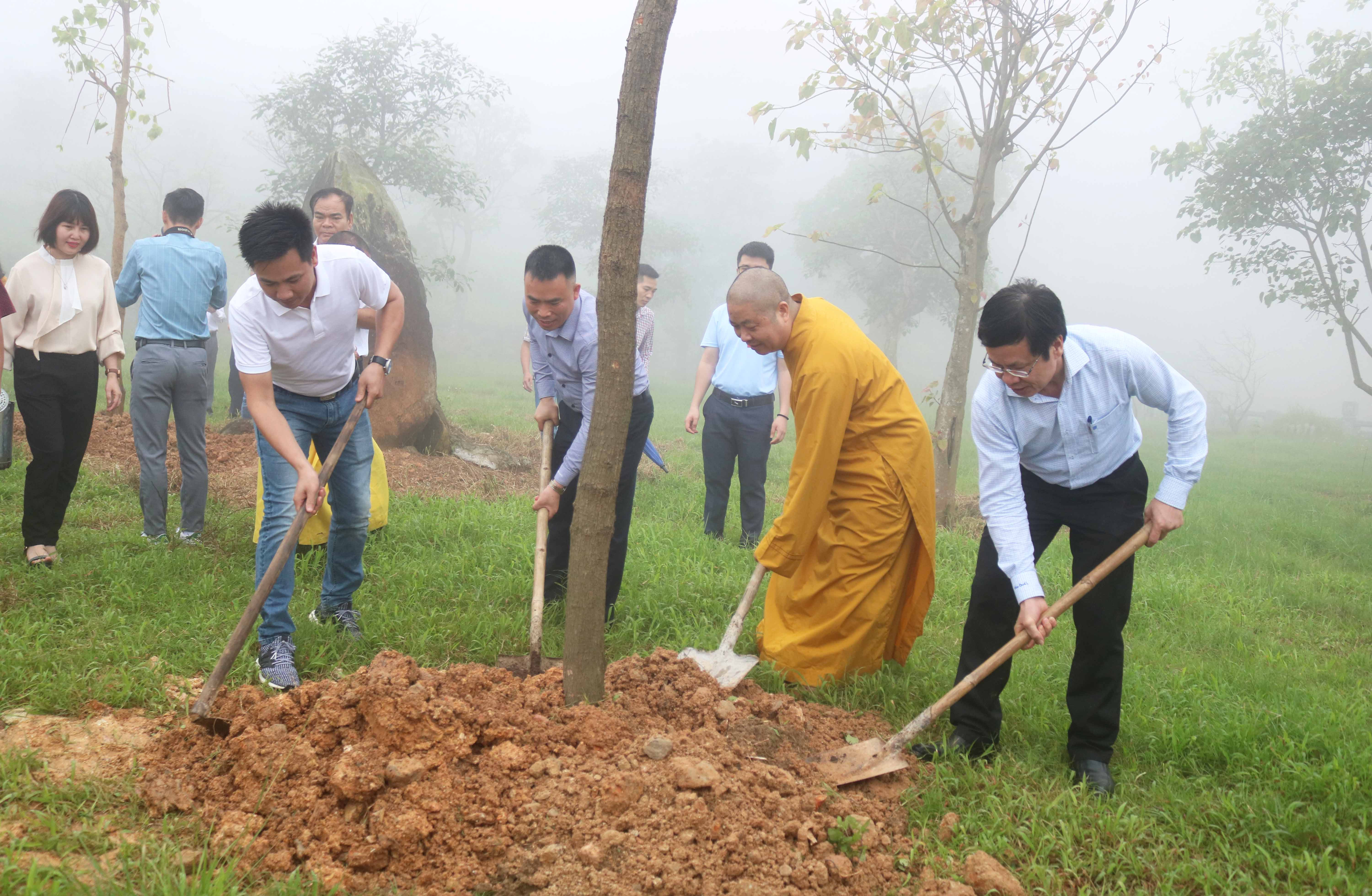 Đại diện Tạp chí, nhà chùa, các công ty, quý đại biểu tổ chức trồng cây trong khuôn viên chùa. Ảnh: Huy Thư