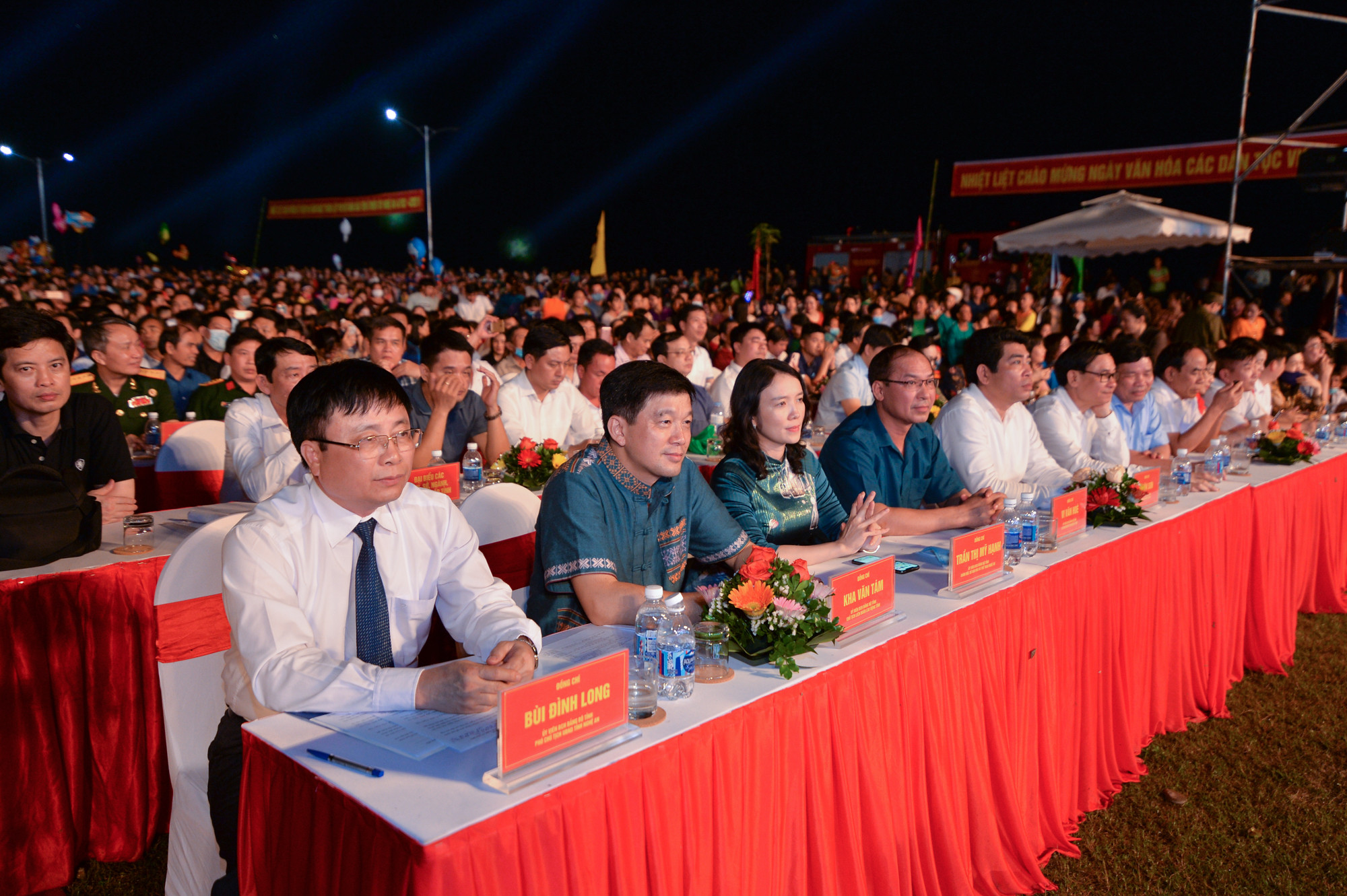 Đông đảo người dân huyện Con Cuông đã đến tham dự chương trình ý nghĩa này. Ảnh: Thành Cường