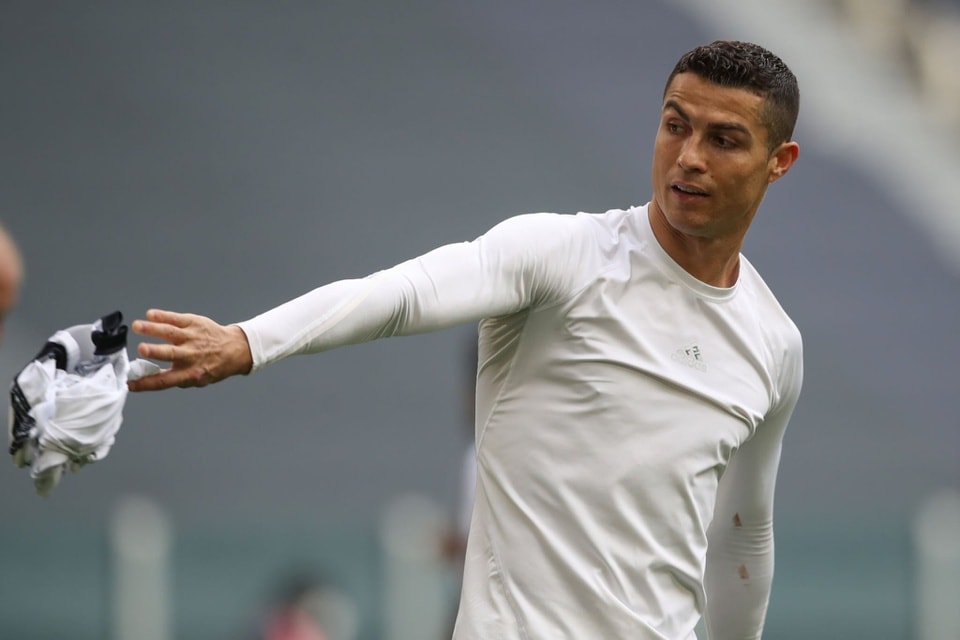 Hành động ném áo của Ronaldo gây ra nhiều phản ứng trái chiều. Ảnh: Getty Images.