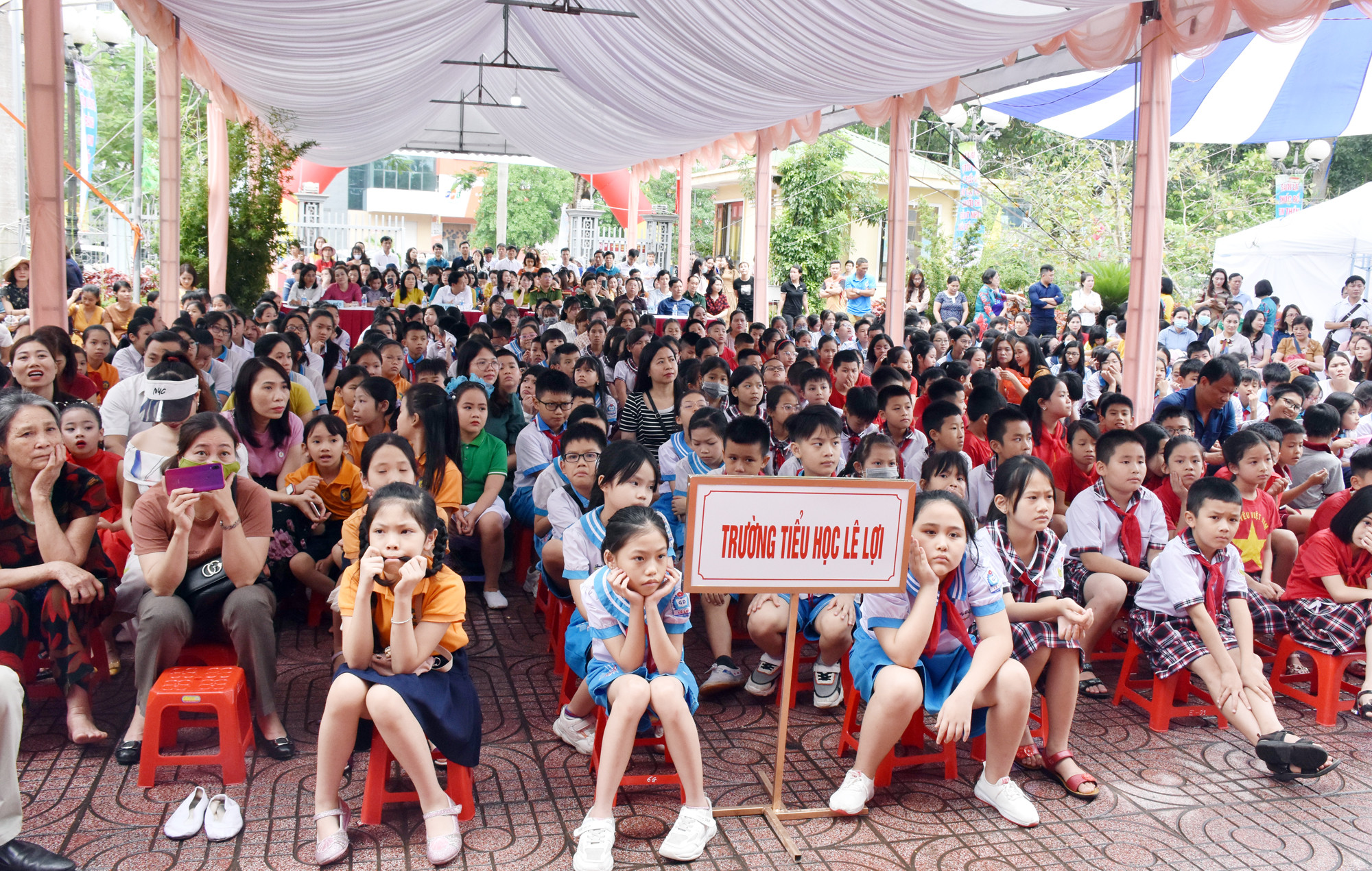 Ngày Hội Sách và Văn hóa đọc thu hút số lượng lớn học sinh các trường trên địa bàn thành phố Vinh. Ảnh: Công Kiên