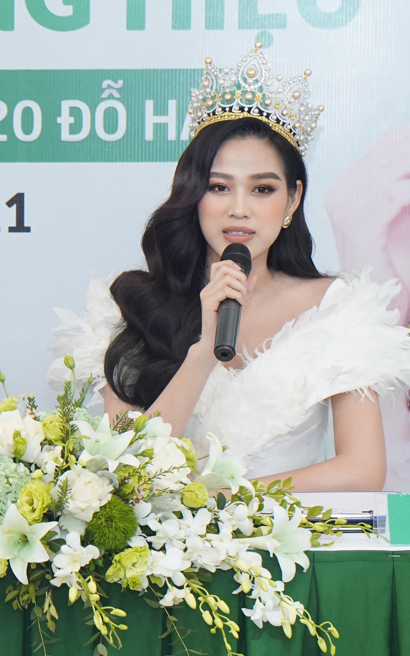 Mới đây nhất trong một sự kiện công bố đại sứ, Hoa hậu Đỗ Thị Hà diện bộ váy dạ hội đính lông vũ trắng muốt vô cùng lộng lẫy.