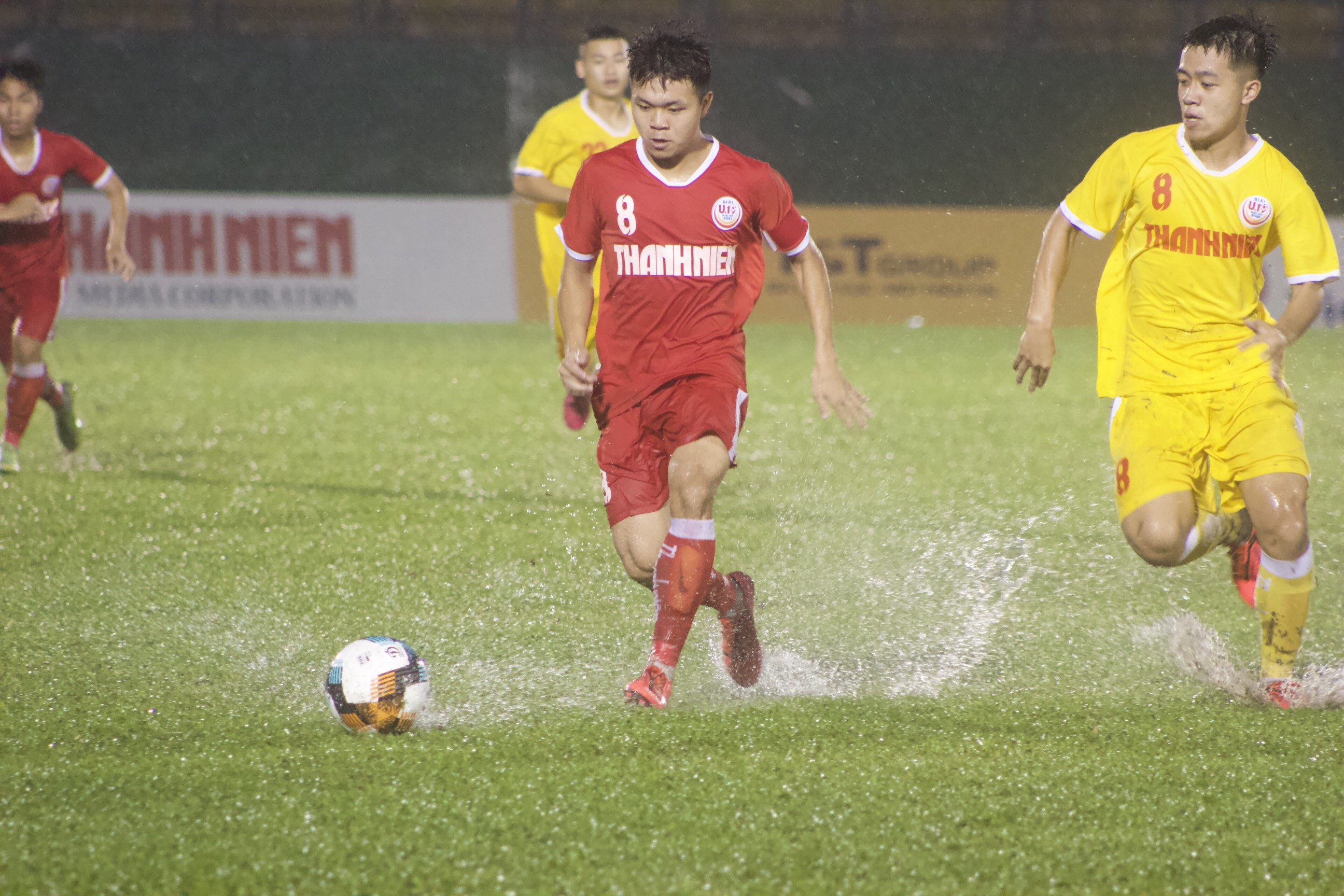 Nguyễn Văn Bách (số 8) thi đấu mạnh mẽ ở tuyến giữa U19 SLNA. Ảnh: Bá Tuấn