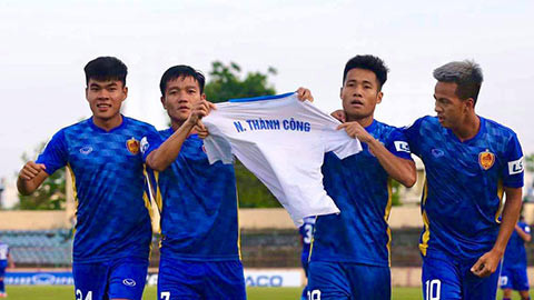đội trưởng Thanh Trung chia sẻ hình ảnh ăn mừng bàn thắng với chiếc áo có tên HLV Thành Công.
