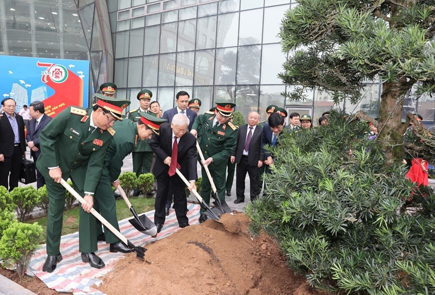 Tổng Bí thư Nguyễn Phú Trọng - Bí thư Quân ủy Trung ương trồng cây lưu niệm tại Bệnh viện Quân đội Trung ương 108. Ảnh: Trí Dũng/TTXVN