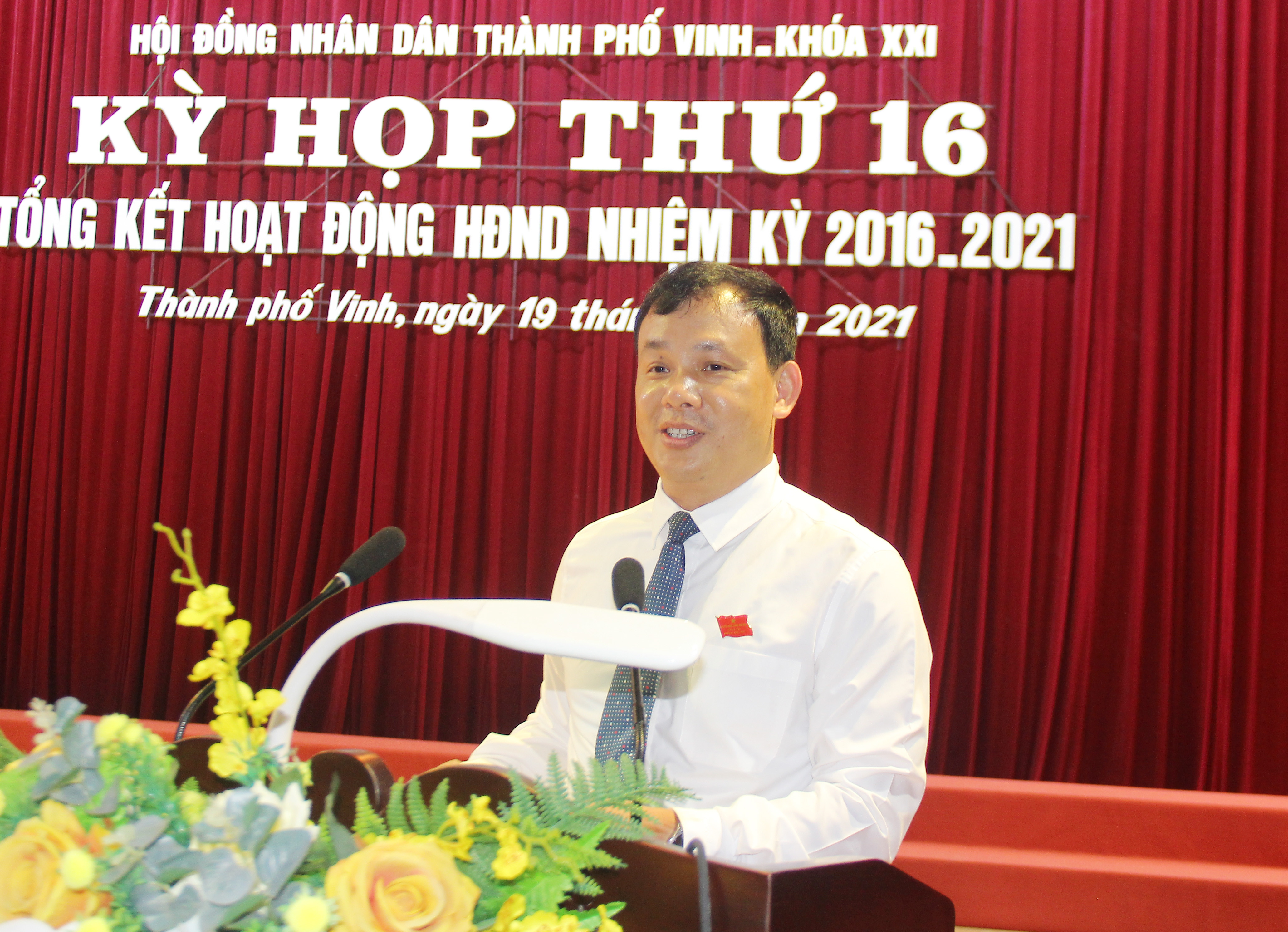 Phó Chủ tịch HĐND thành phố Phan Minh Tuấn báo cáo kết quả hoạt động của HĐND thành phố nhiệm kỳ 2016 - 2021. Ảnh: Mai Hoa