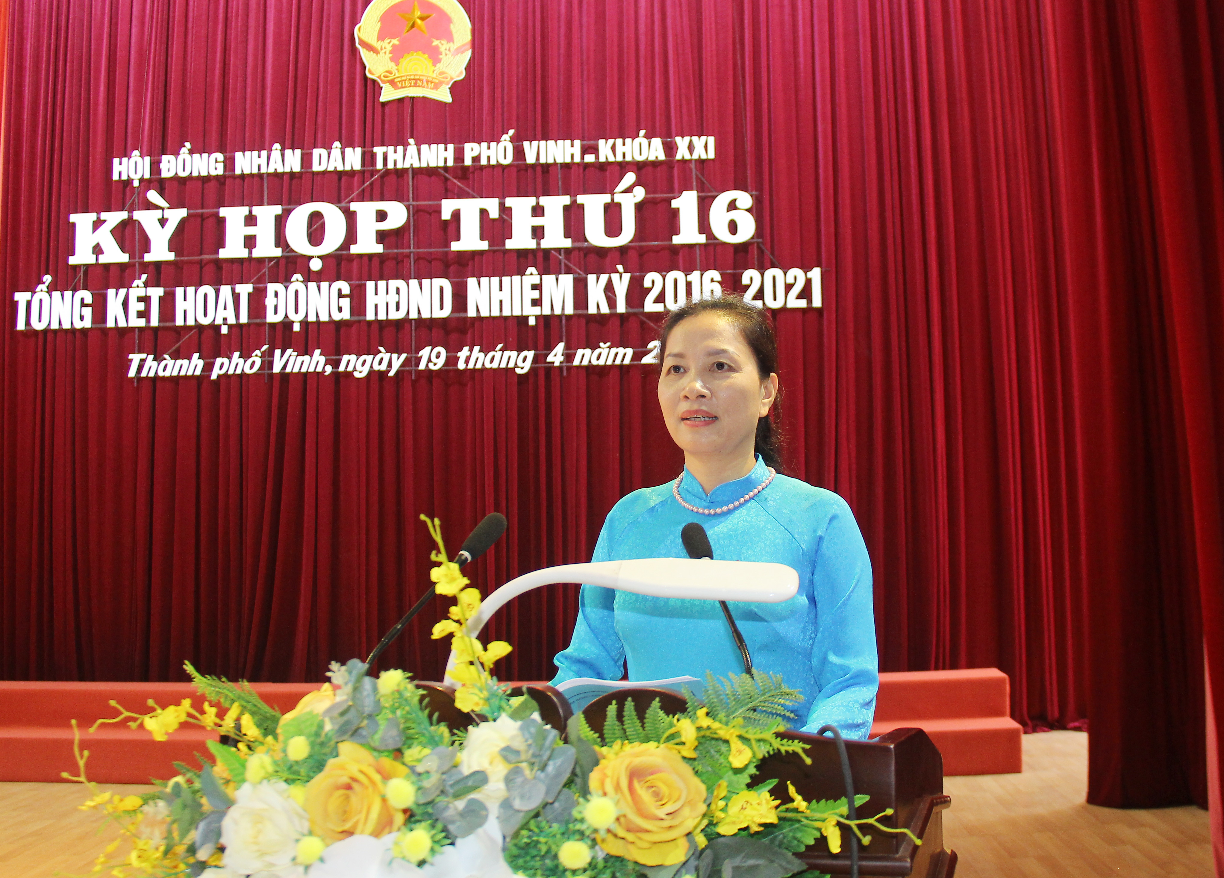 Bà Hoàng Yến - Phó trưởng ban Tổ chức Thành ủy, Phó trưởng ban Kinh tế - Xã hội, HĐND thành phố phát biểu ý kiến tại hội nghị. Ảnh: Mai Hoa