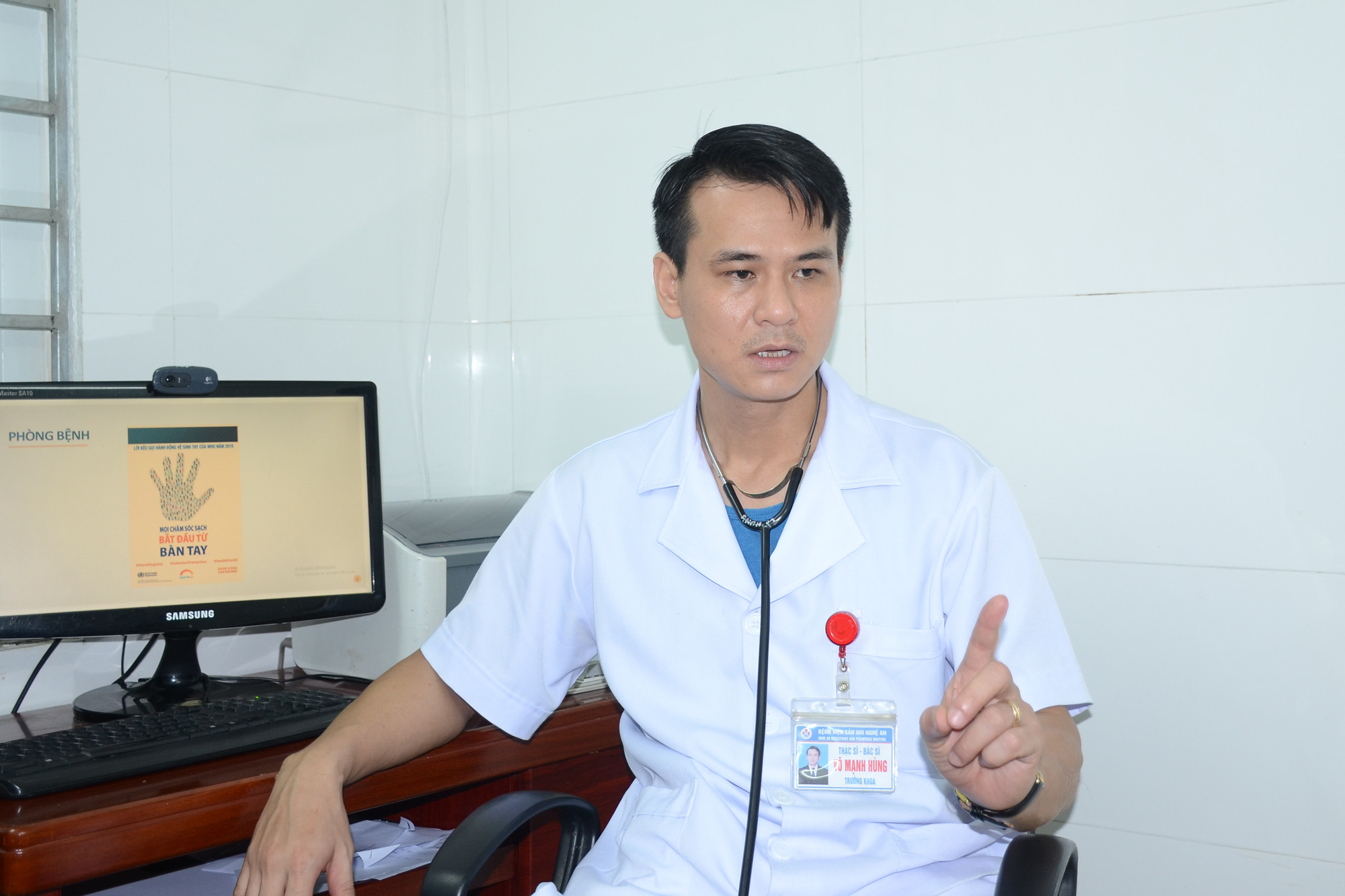 Thạc sĩ, bác sĩ Võ Mạnh Hùng khuyến cáo mọi người thực hiện tốt vệ sinh cá nhân để phòng bệnh. Ảnh: Thành Chung