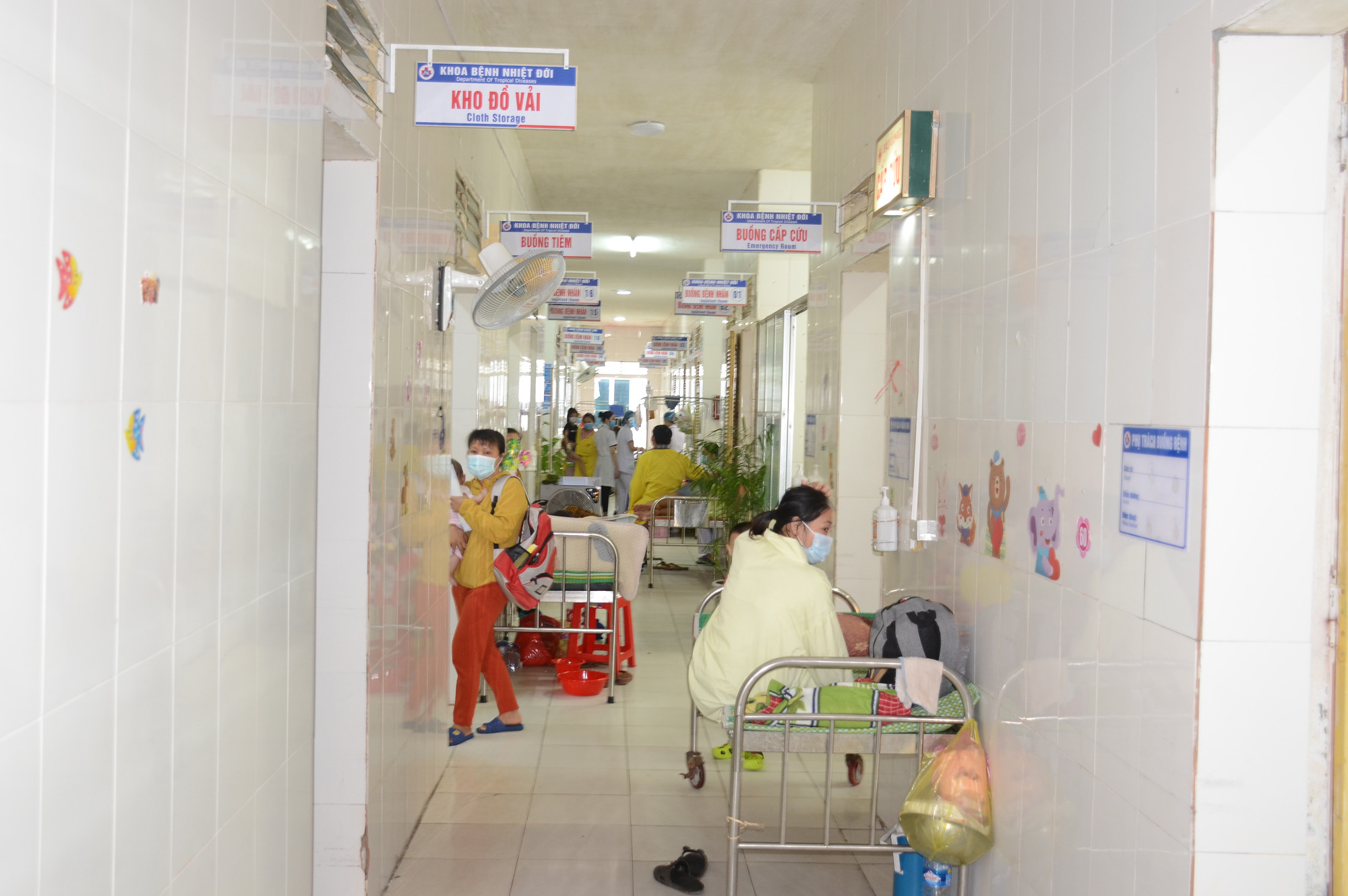 Khoa Bệnh Nhiệt đới hiện có 151 bệnh nhân thì có tới 132 bệnh nhân mắc viêm màng não. Ảnh: Thành Chung