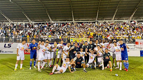 Sau trận thắng Hà Nội FC 1-0, HLV Kiatisak chia sẻ: “Đánh bại Hà Nội FC là một cột mốc mới giúp HAGL xóa đi những ký ức buồn trong thời gian dài vừa qua”.