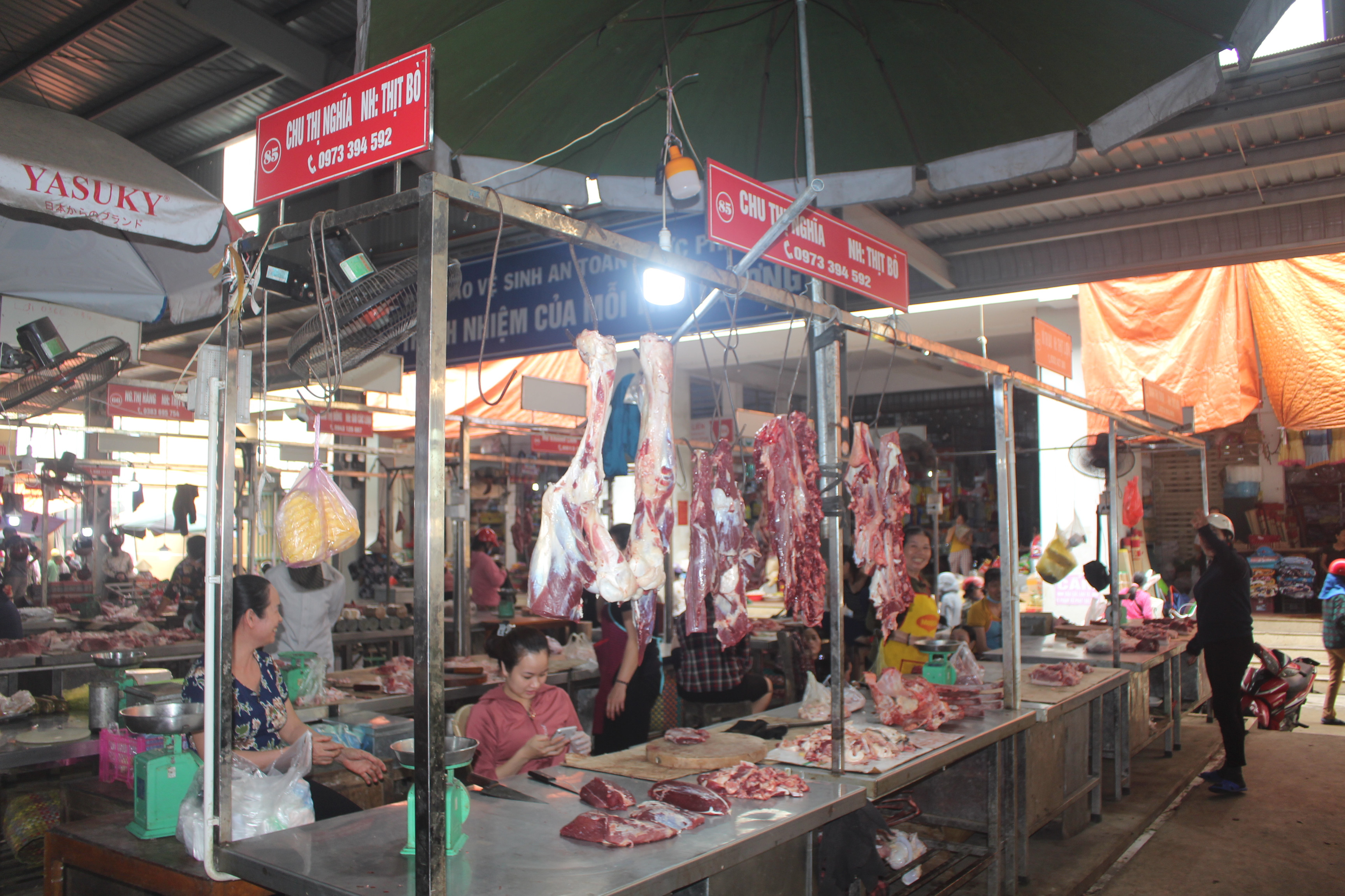 Các quầy hàng thịt bò ở chợ Giát (Quỳnh Lưu) vắng khách. Ảnh: Thanh Phúc