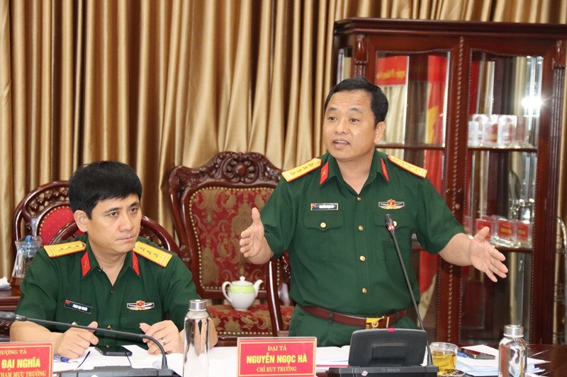 Đại tá Nguyễn Ngọc Hà, Ủy viên Ban Thường vụ Tỉnh ủy, Chỉ huy trưởng Bộ CHQS tỉnh phát biểu tại hội nghị