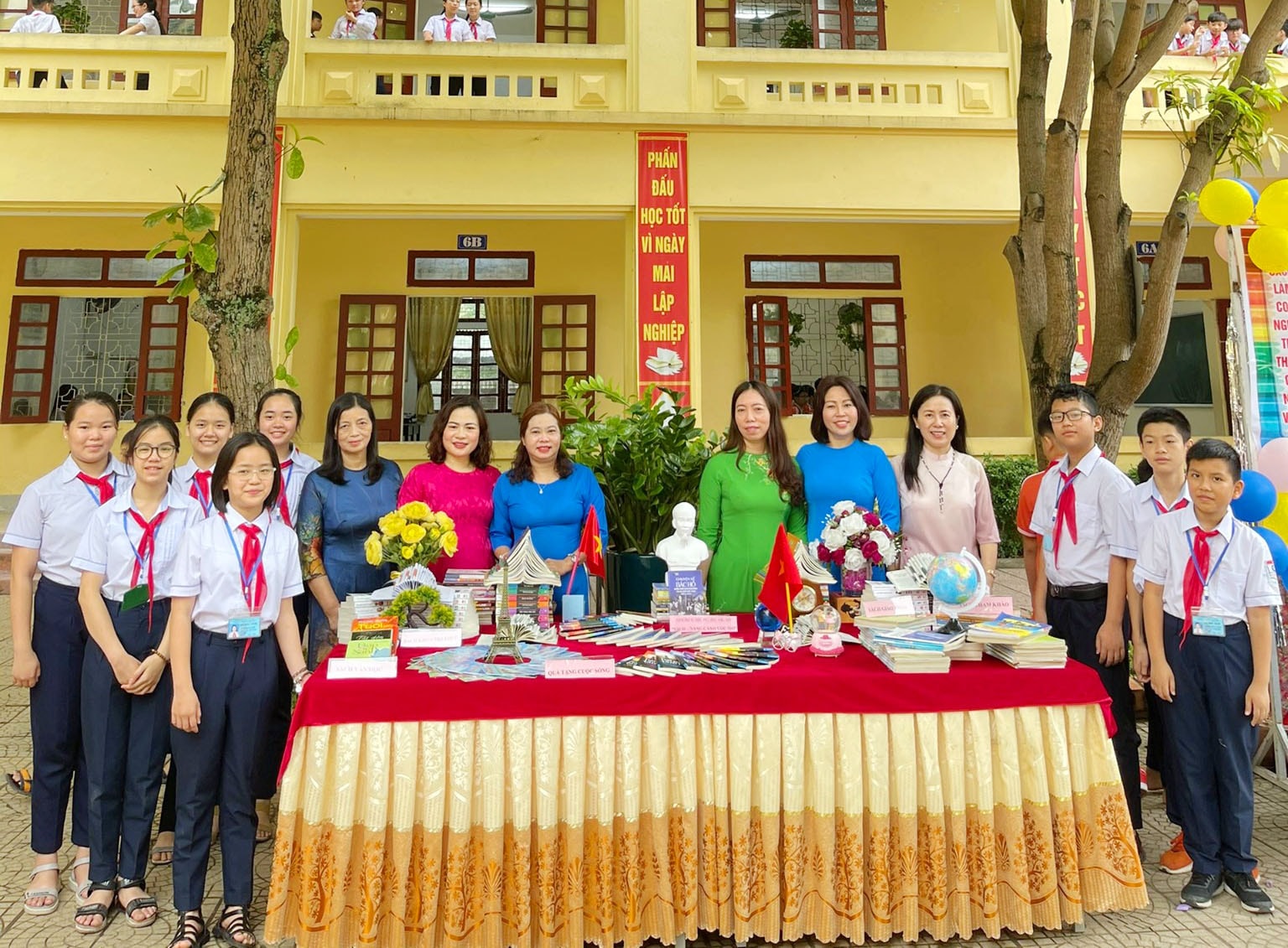 Ngày hội đọc sách ở Trường THCS Hà Huy Tập - tp Vinh được tổ chức với chủ đề “ Sách – Nâng cánh ước mơ”. Ảnh: MH