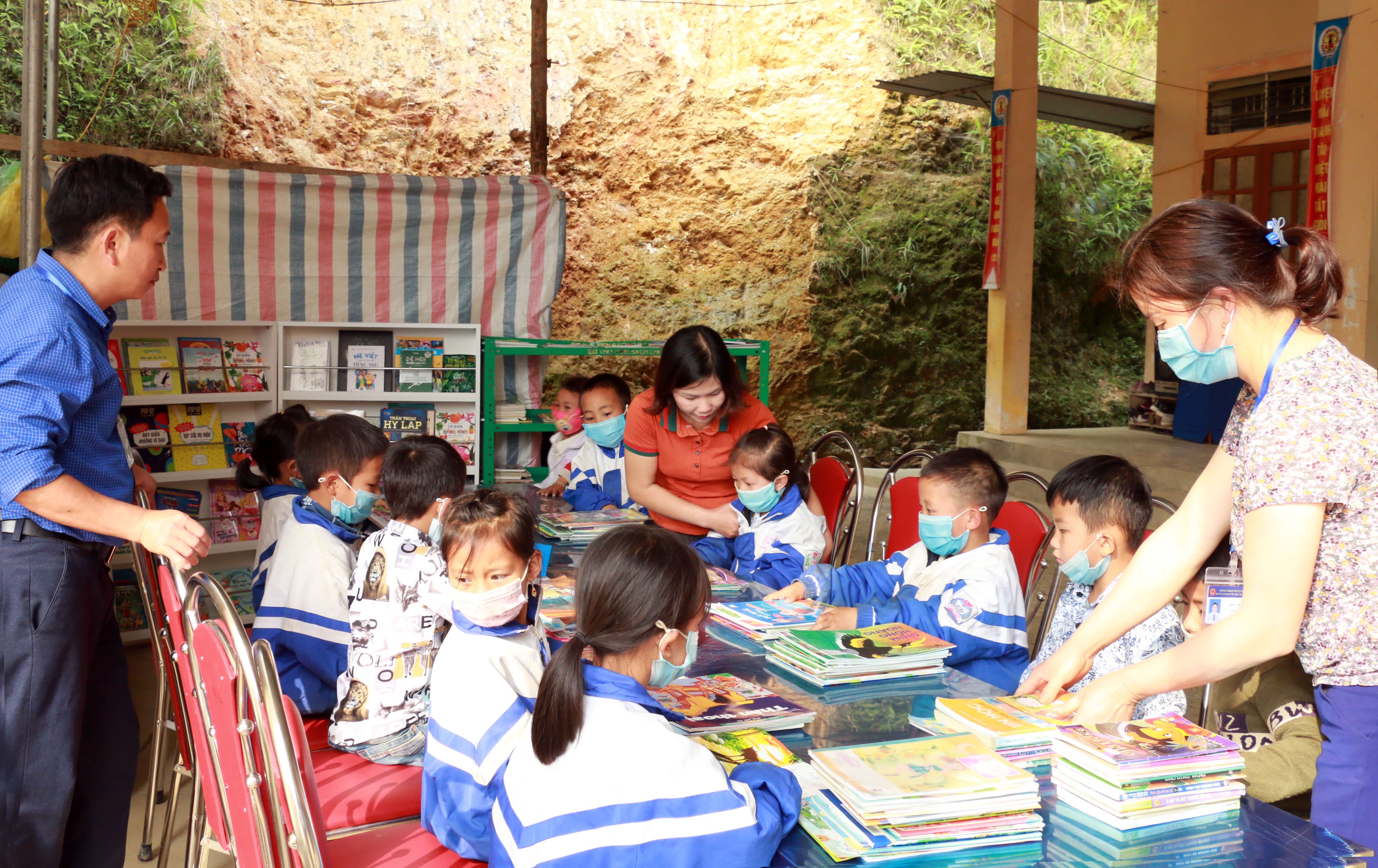 Ngay tại những huyện miền núi cao như Kỳ Sơn dù điều kiện cơ sở vật chất còn nhiều khó khăn nhưng các thư viện cũng đã được xây dựng và là nơi để phụ huynh, học sinh cùng đọc sách. Ảnh - MH.jpeg
