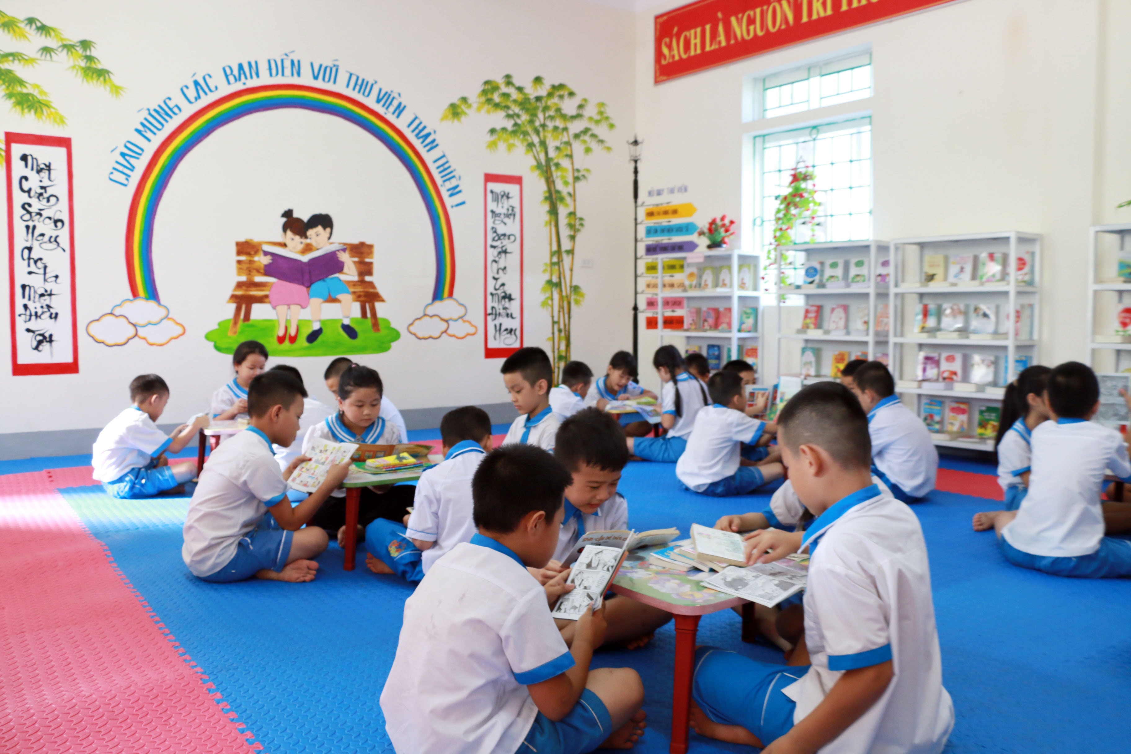 Song song với việc tổ chức ngày hội đọc sách, những năm qua việc xây dựng mô hình thư viện thân thiện cũng đã được triển khai đồng loạt tại nhiều trường học trong toàn tỉnhẢnh - MH