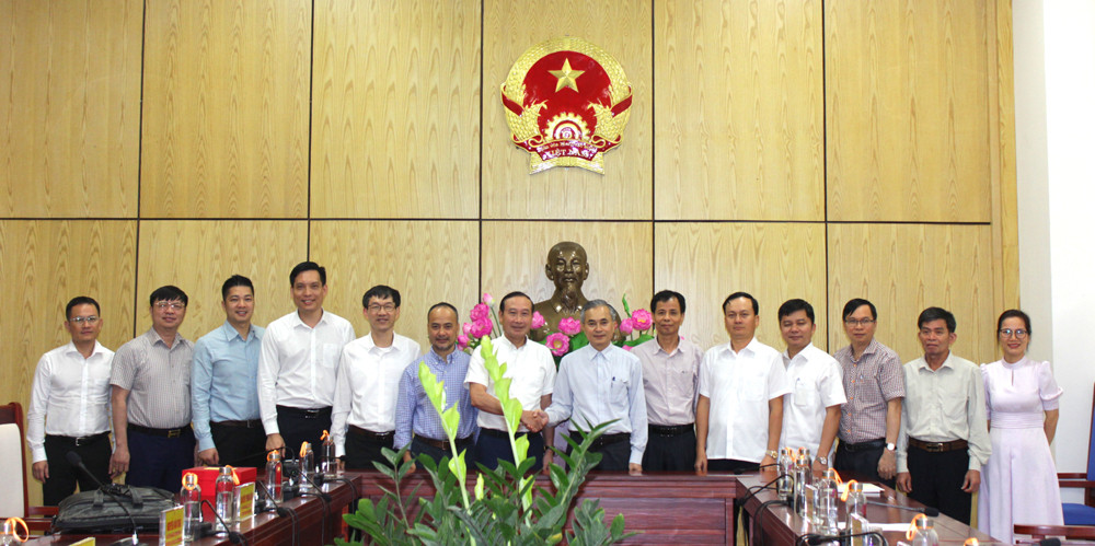UBND tỉnh Nghệ An tặng quà chúc mừng và chụp ảnh lưu niệm với Đoàn Đại sứ Việt Nam tại Liên minh Châu Âu. Ảnh: Nguyễn Hải