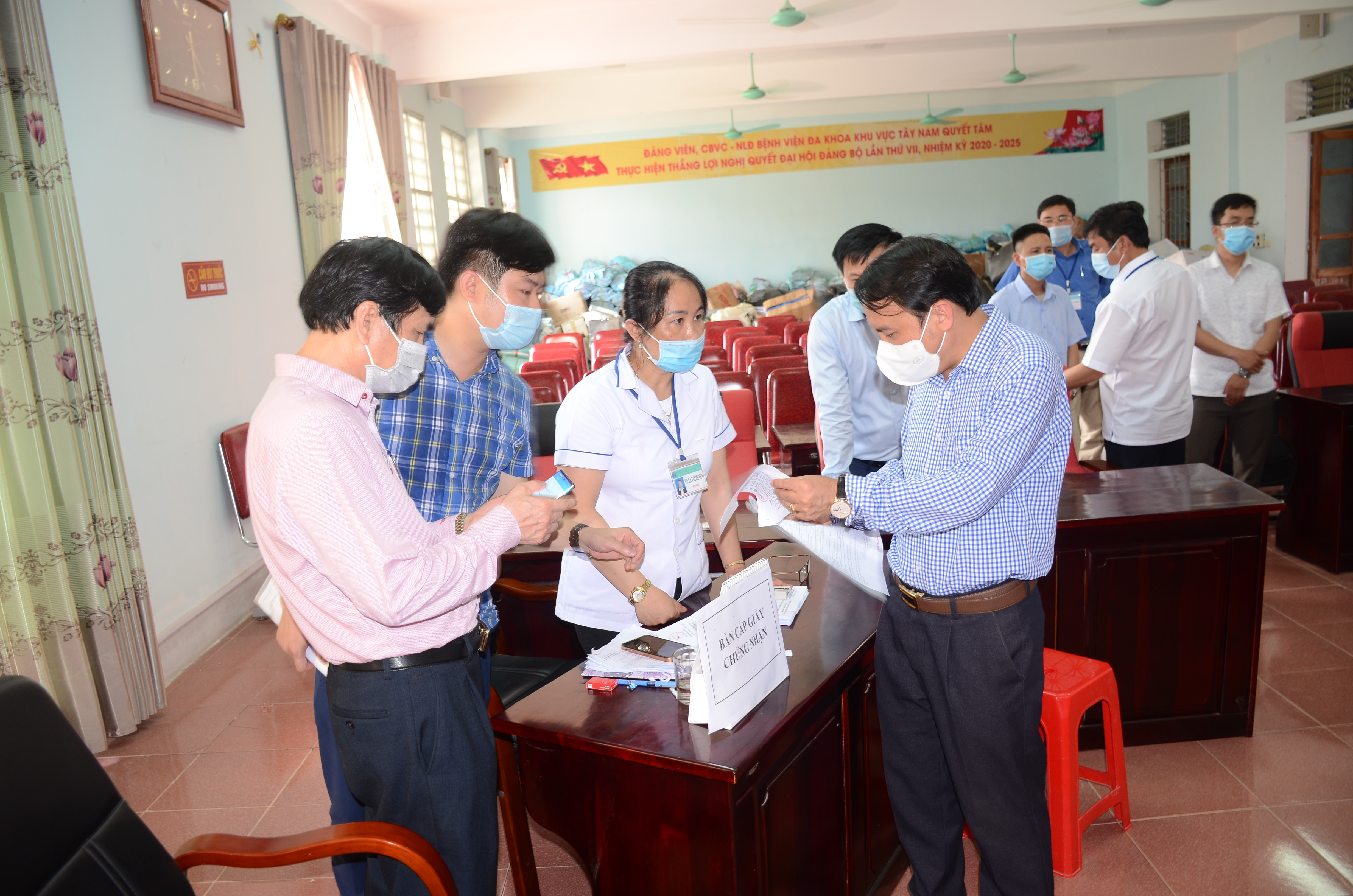 Kiểm tra hoạt động tiêm vaccine phòng COVID-19 tại Con Cuông. Ảnh: Thành Chung