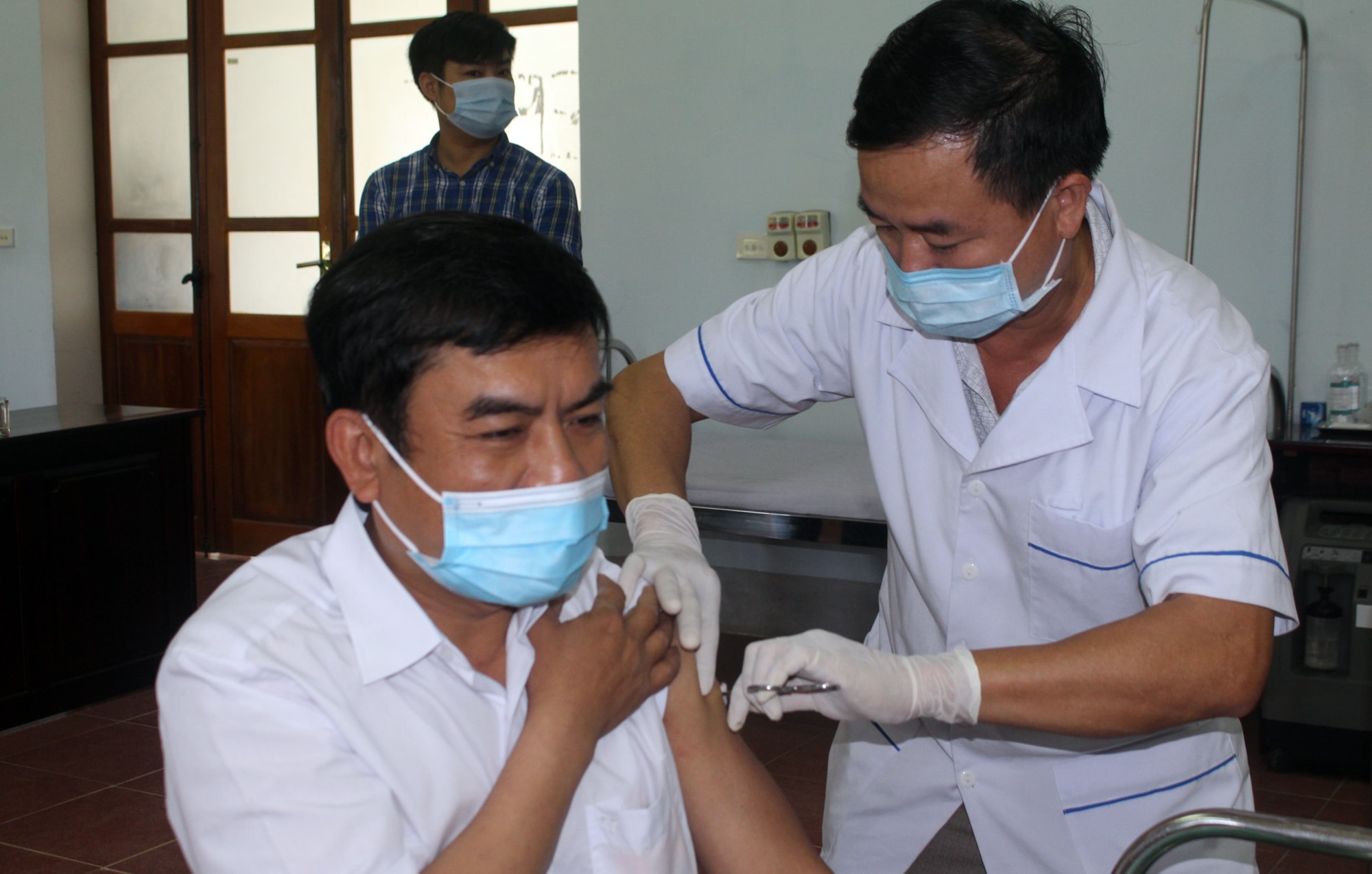 Tiêm vaccine phòng COVID-19 cho ông Hoàng Sỹ Kiện - Trưởng Ban Chỉ đạo Phòng chống dịch COVID-19 huyện Con Cuông, Chủ tịch UNDD huyện. Ảnh: Bá Hậu