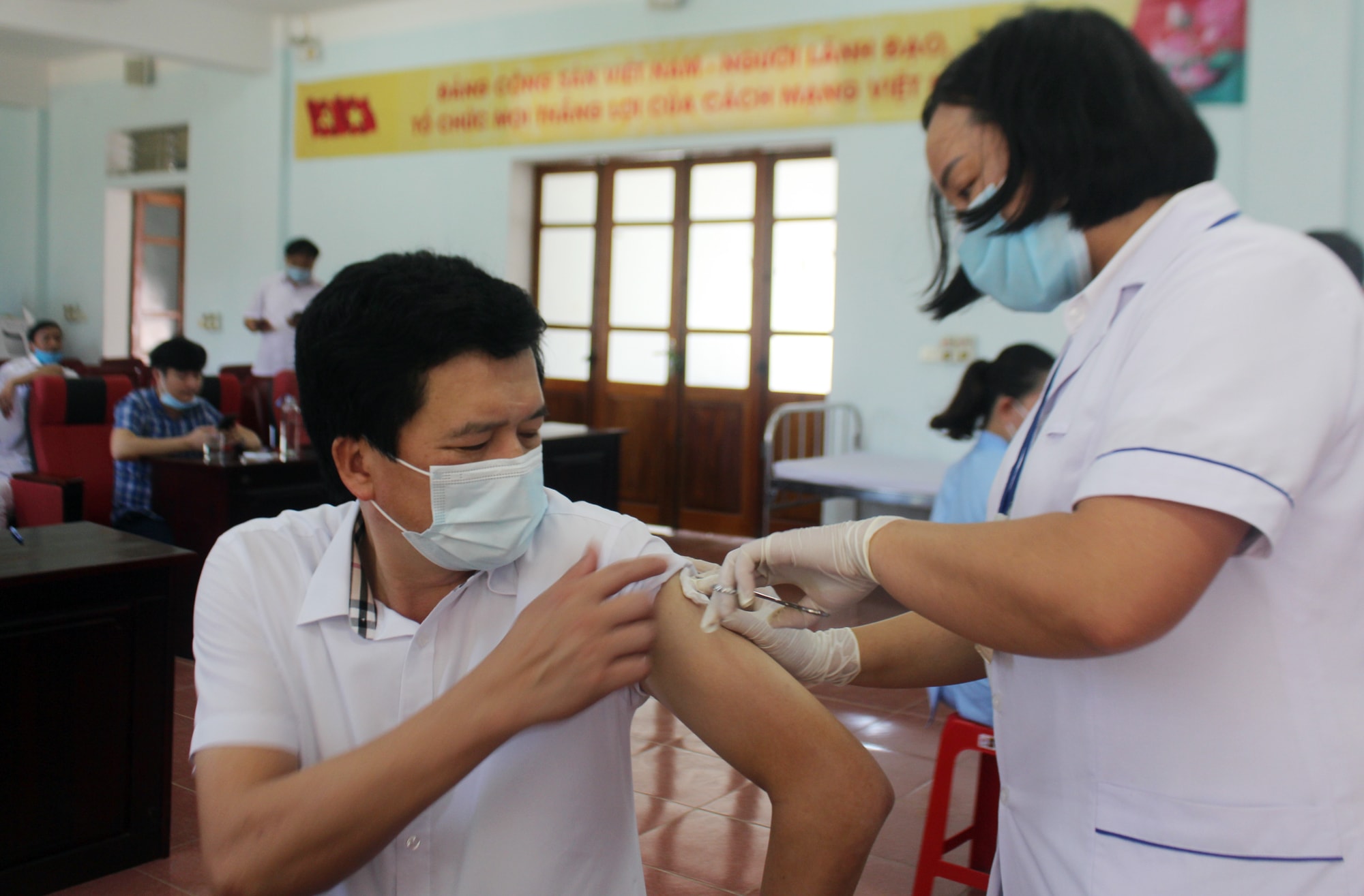 Y bác sĩ tiêm vaccine phòng COVID-19 cho ông Nguyễn Đình Hùng- Tỉnh ủy viên, Bí Thư Huyện ủy Con Cuông. Ảnh: Bá Hậu