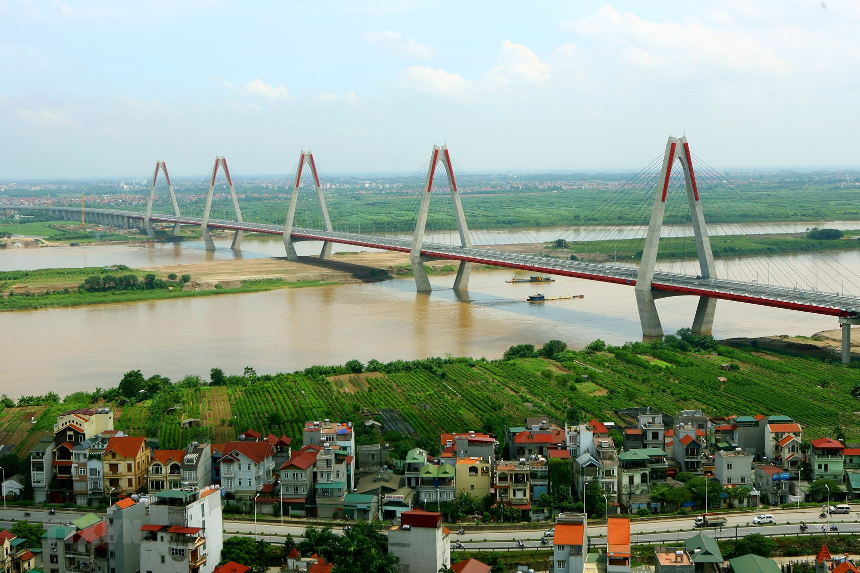 Cầu Nhật Tân - một trong những công trình trọng điểm của Thủ đô Hà Nội do Công ty Bảo Việt Nghệ An bảo hiểm. Ảnh: TTXVN